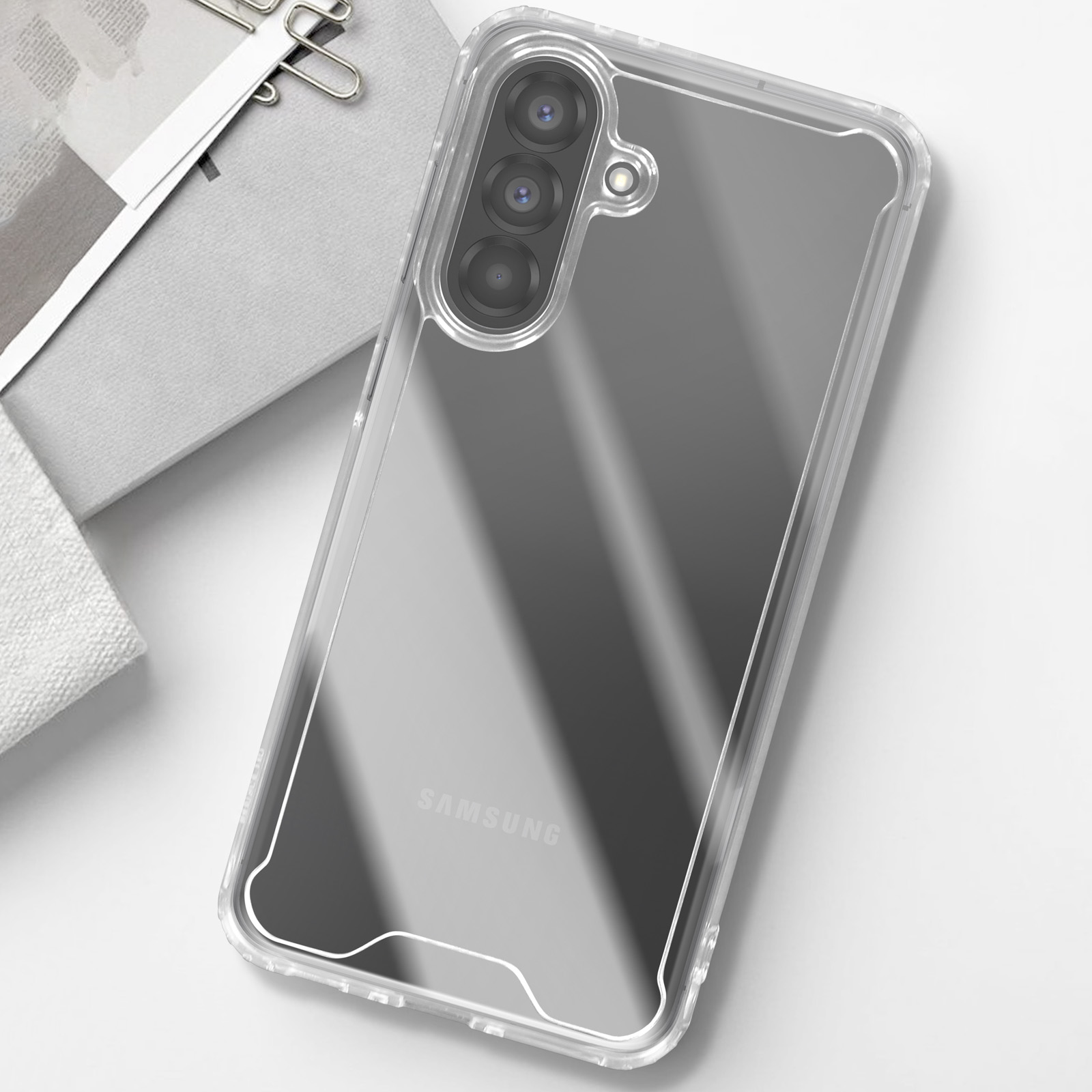Custodia trasparente per telefono su un telefono Samsung. Il retro è visibile.