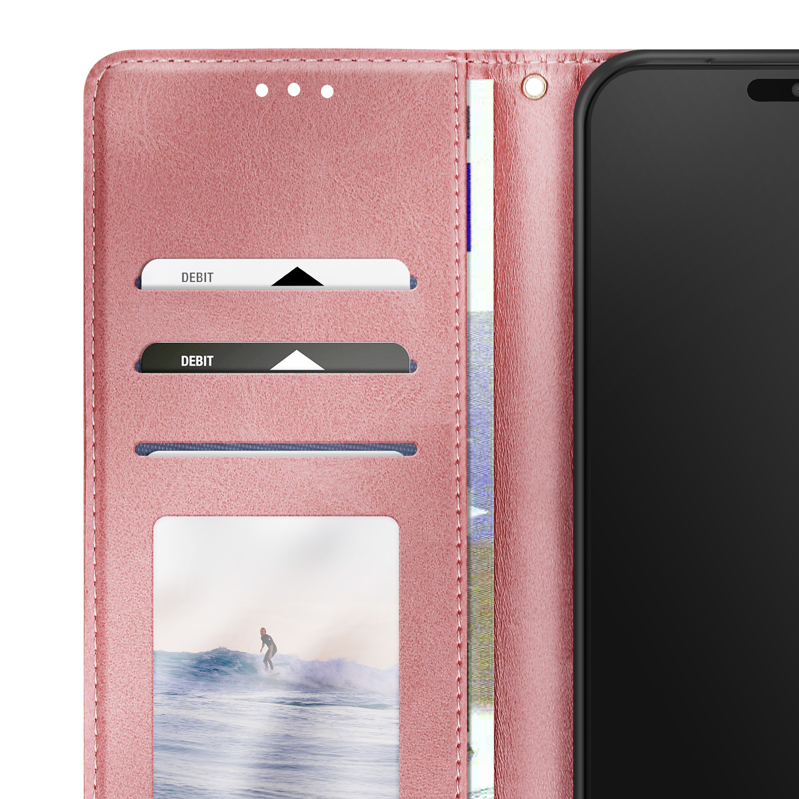 Custodia per telefono rosa aperta. Mostra carte, denaro e una foto di un surfista. Il telefono è a destra.
