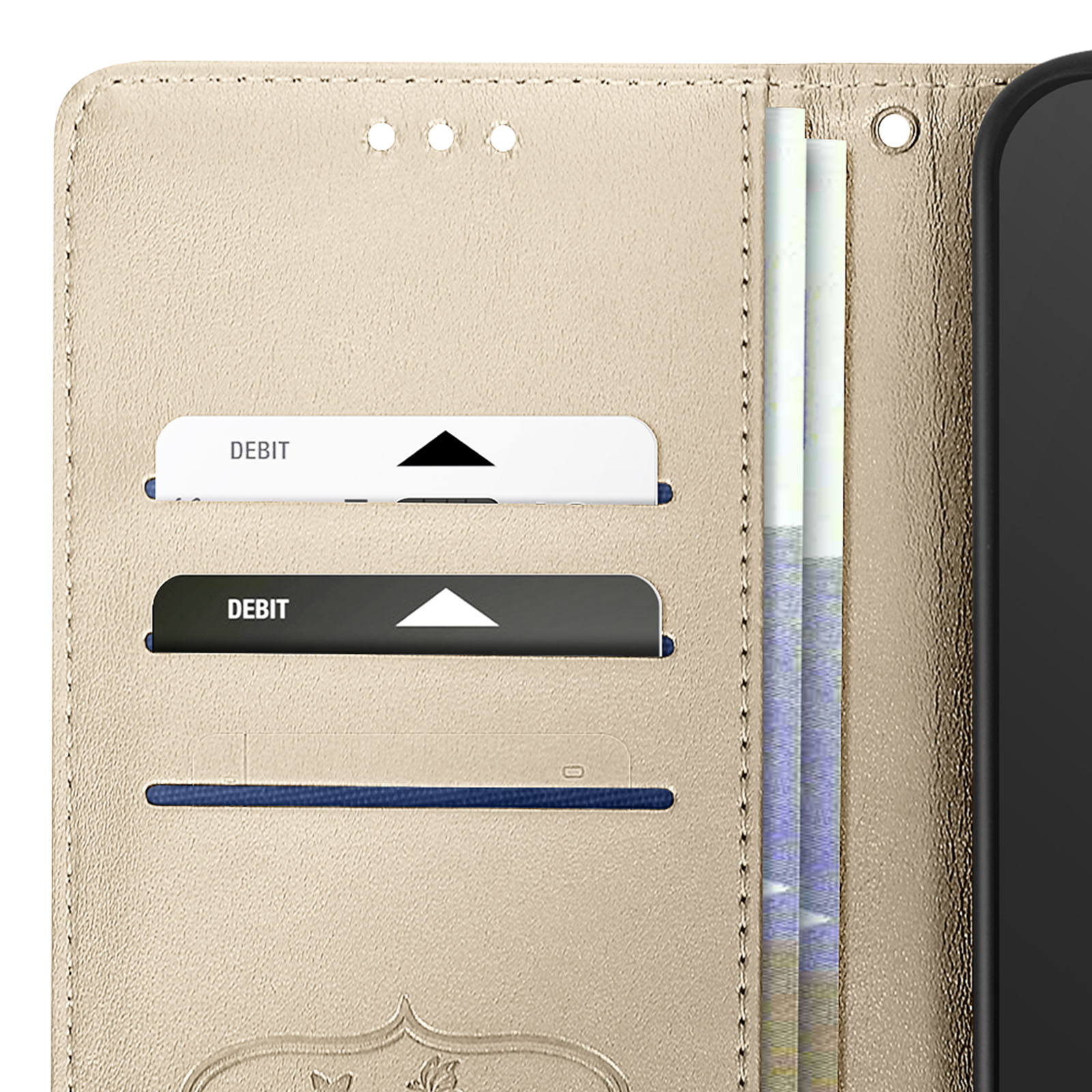 Custodia dorata aperta con carte, denaro e un telefono.