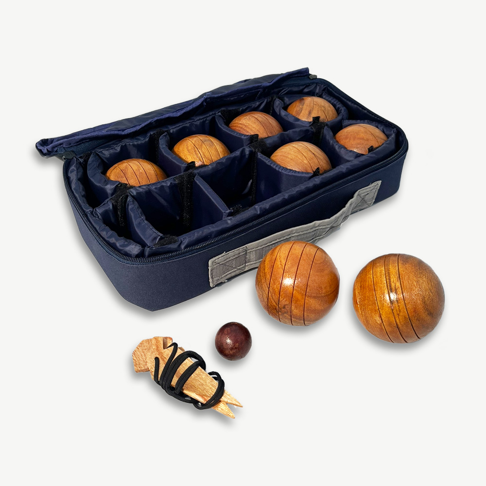 Holz-Boccia-Kugeln in einer blauen Tasche, mit einem Pallino und einem Schweinchen.