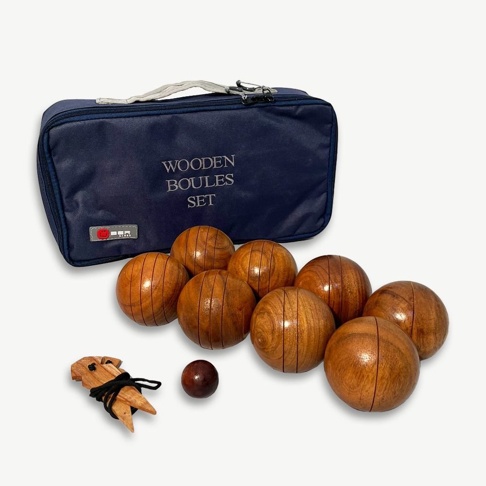 Holz-Boule-Set mit Holzkugeln, einem Schweinchen und einer blauen Tasche mit Text.