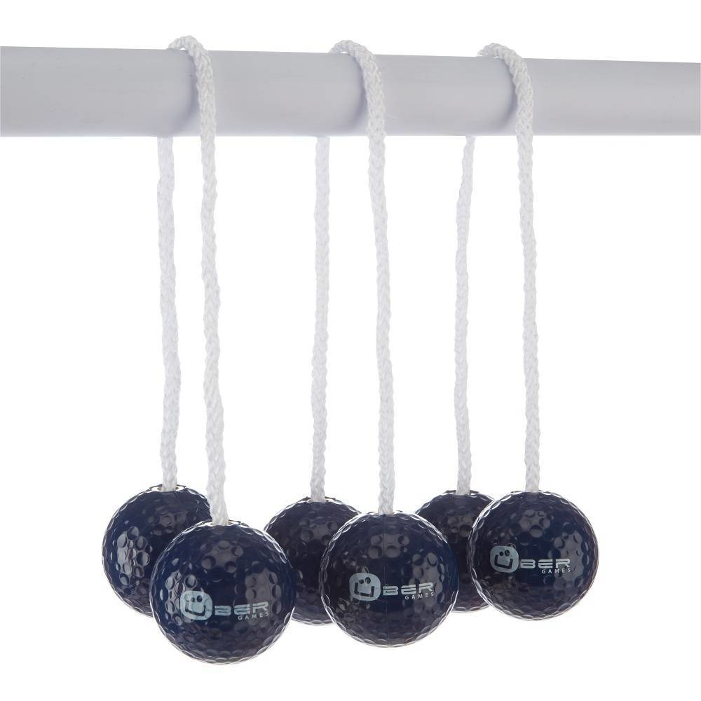Sechs marineblaue Bälle hängen an einer weißen Stange mit weißen Seilen. Jeder Ball hat ein Logo.