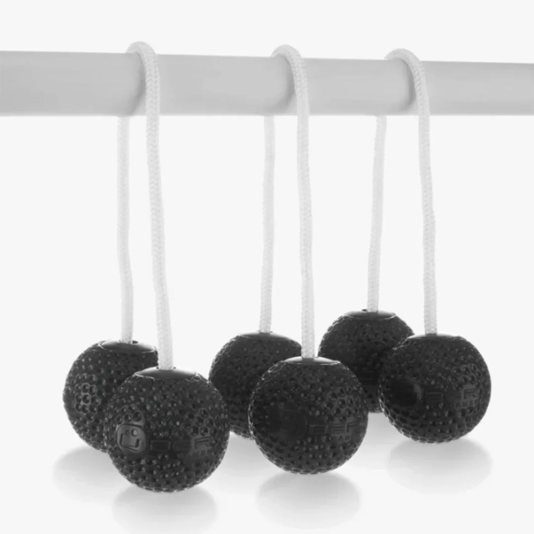 Sechs schwarze Bolas hängen an einer weißen Stange. Weißer Hintergrund.