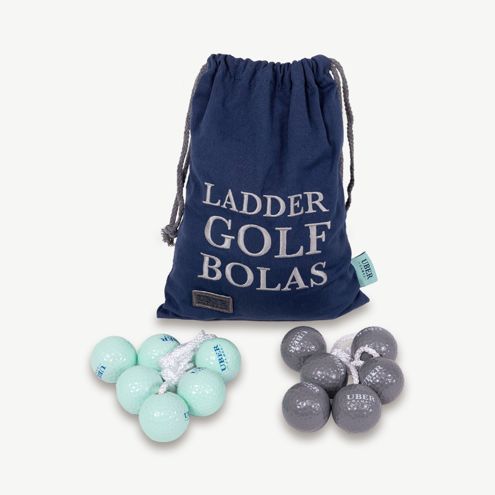 Marineblaue Tasche mit 'Ladder Golf Bolas' Text und zwei Golfball-Sets.