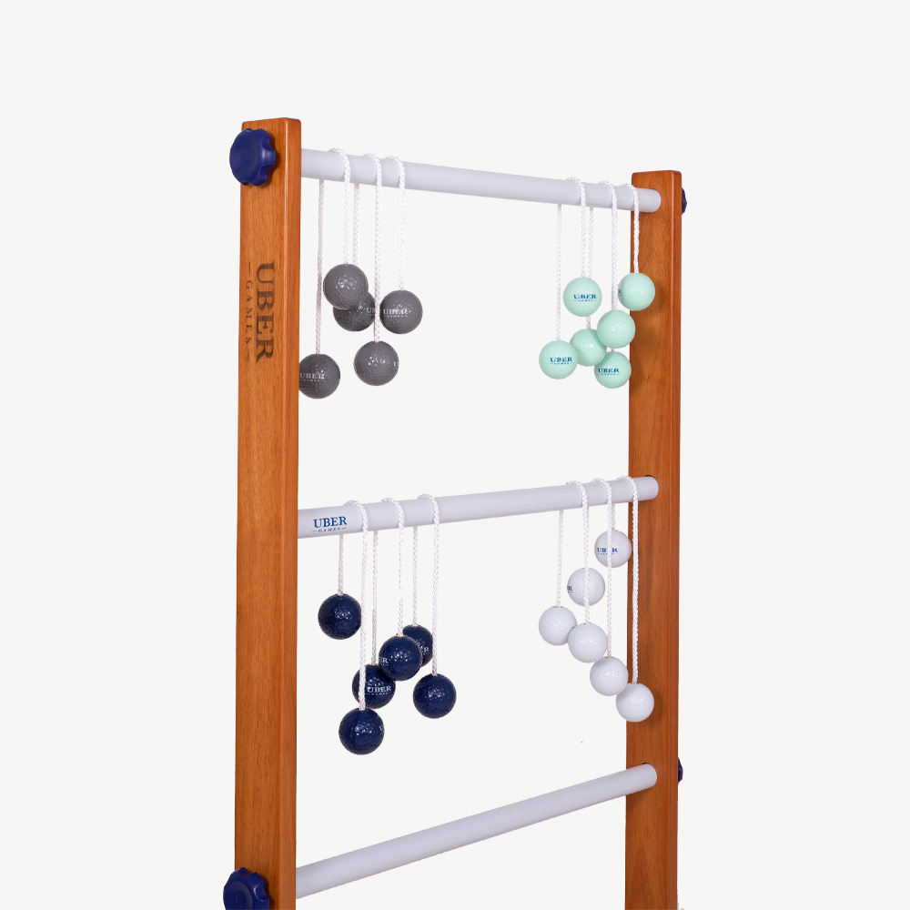 Leitergolfspiel mit Holzrahmen und bunten Bolas.