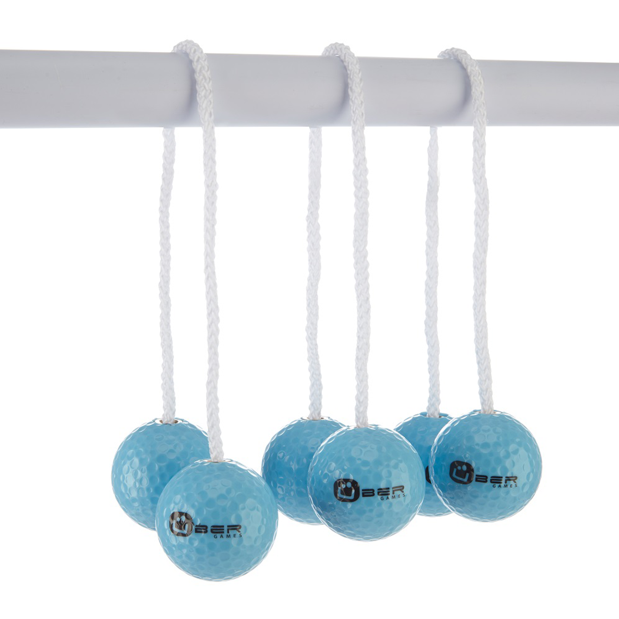 Sechs hellblaue Bälle hängen an einer weißen Stange mit weißen Seilen. Jeder Ball hat ein Logo.