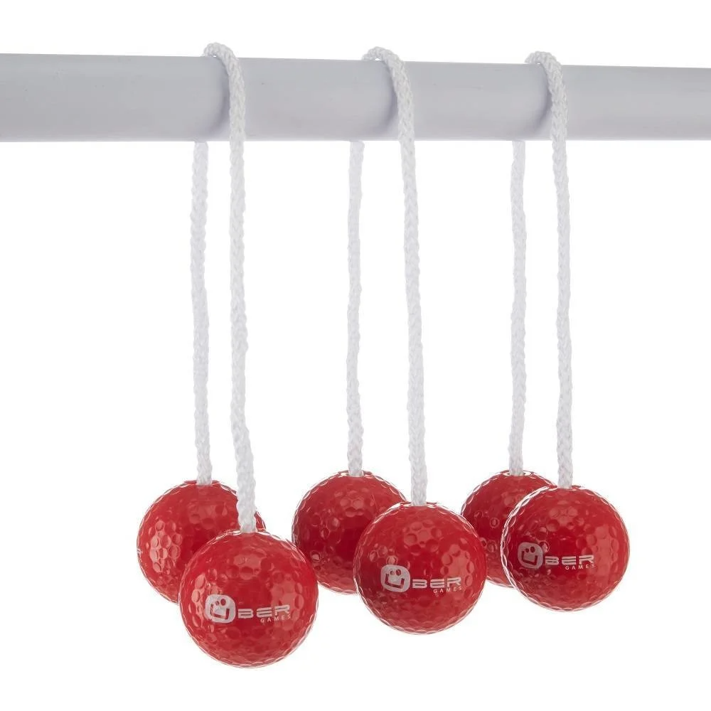 Sechs rote Bälle hängen an einer weißen Stange mit weißen Seilen. Jeder Ball hat ein Logo.