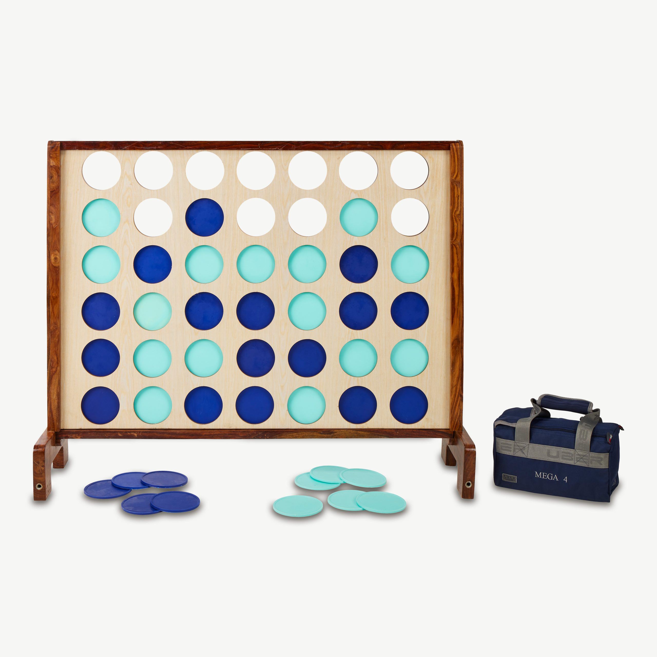 Riesiges Vier-gewinnt-Spiel mit blauen und grünen Scheiben und einer blauen Tragetasche. Weißer Hintergrund.