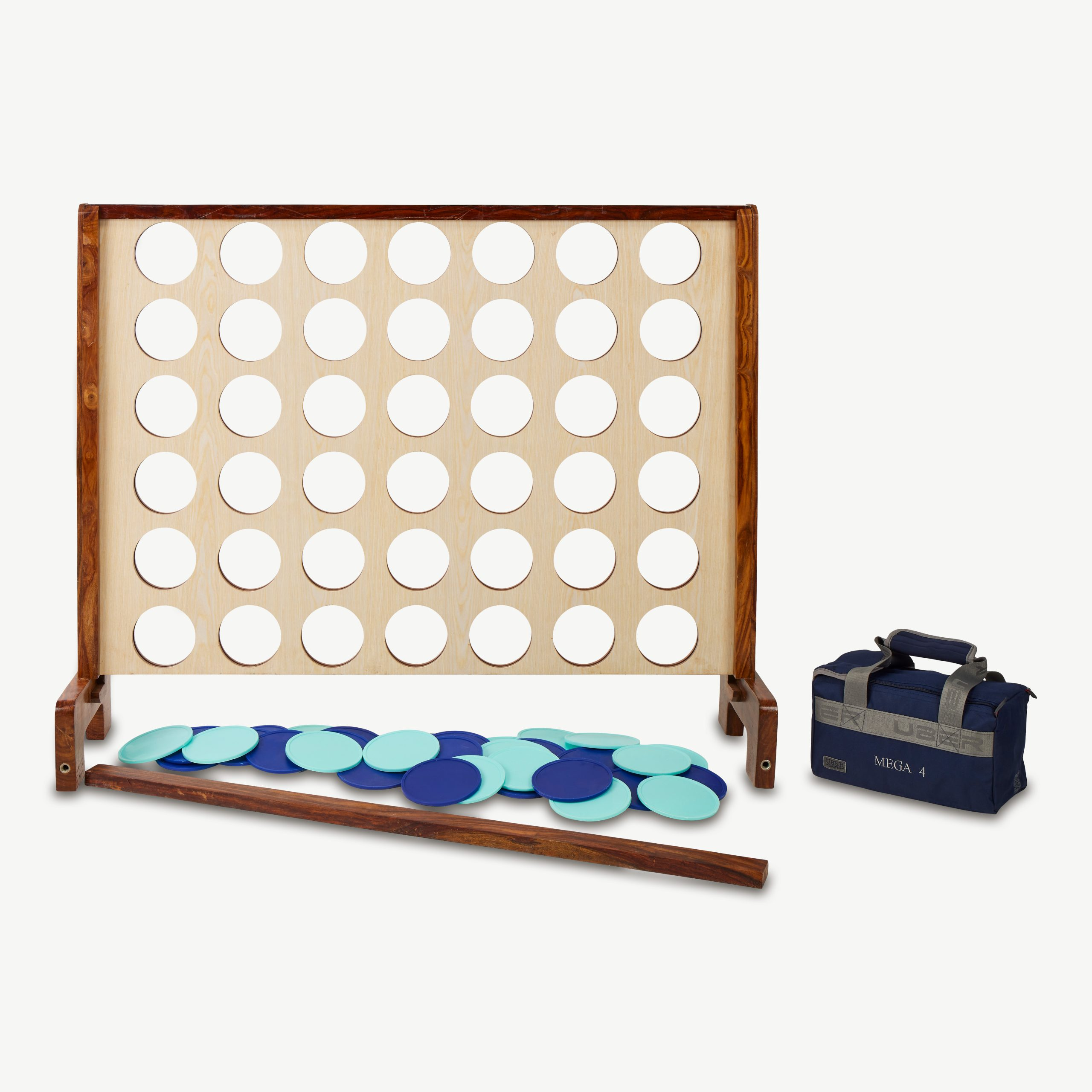 Riesiges Vier-gewinnt-Spiel mit blauen und grünen Scheiben, einem Holzstab und einer blauen Tasche. Weißer Hintergrund.