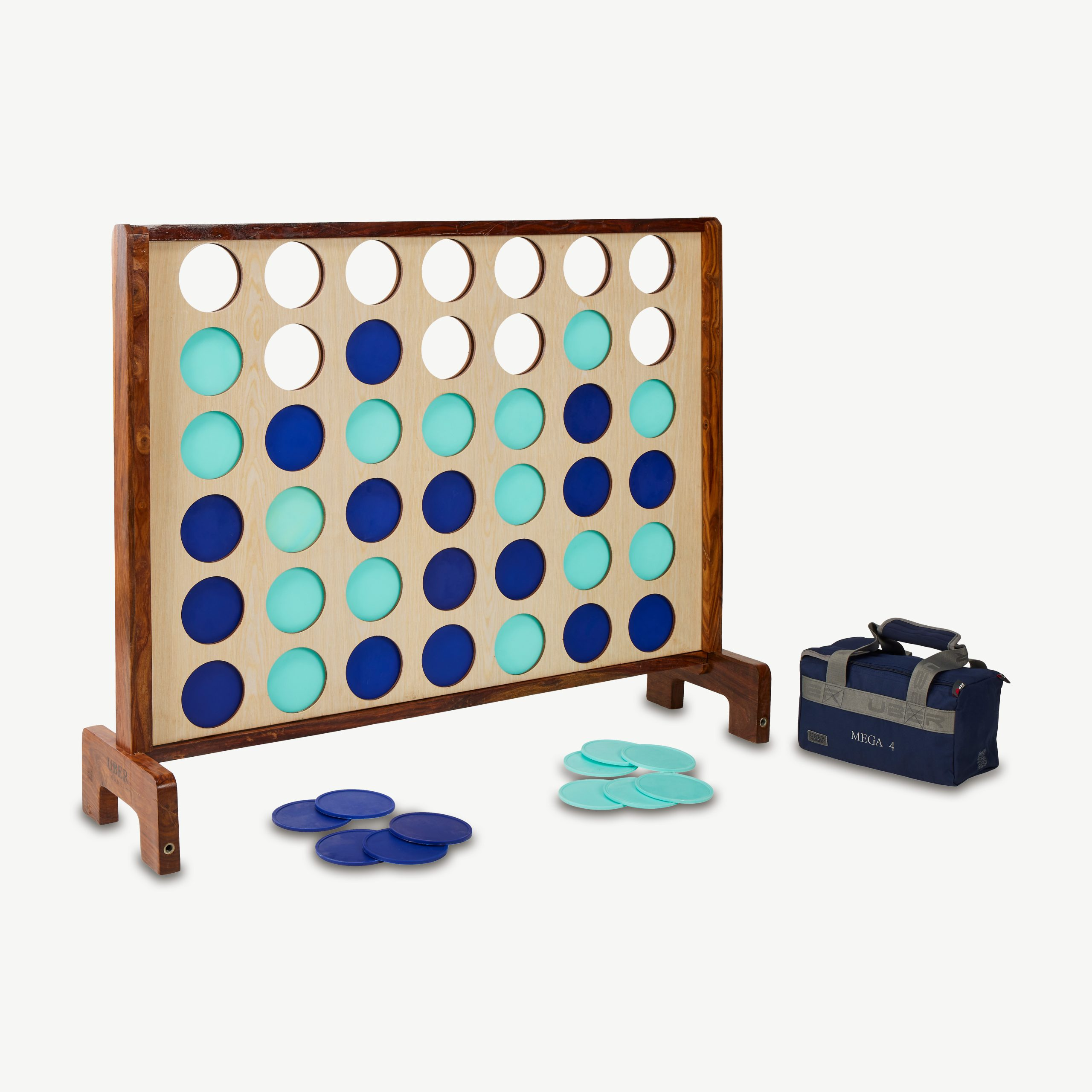Ein Connect-Four-Spiel aufgebaut, blaue und türkisfarbene Scheiben im Spiel und daneben.