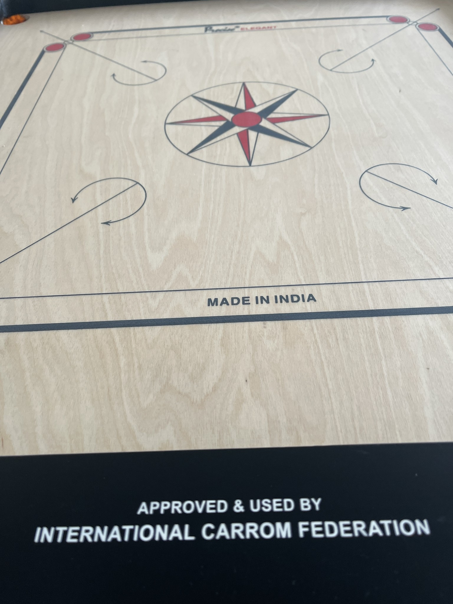 Carrom-Brett mit schwarz-weißem Design, Text lautet 'Made in India'.