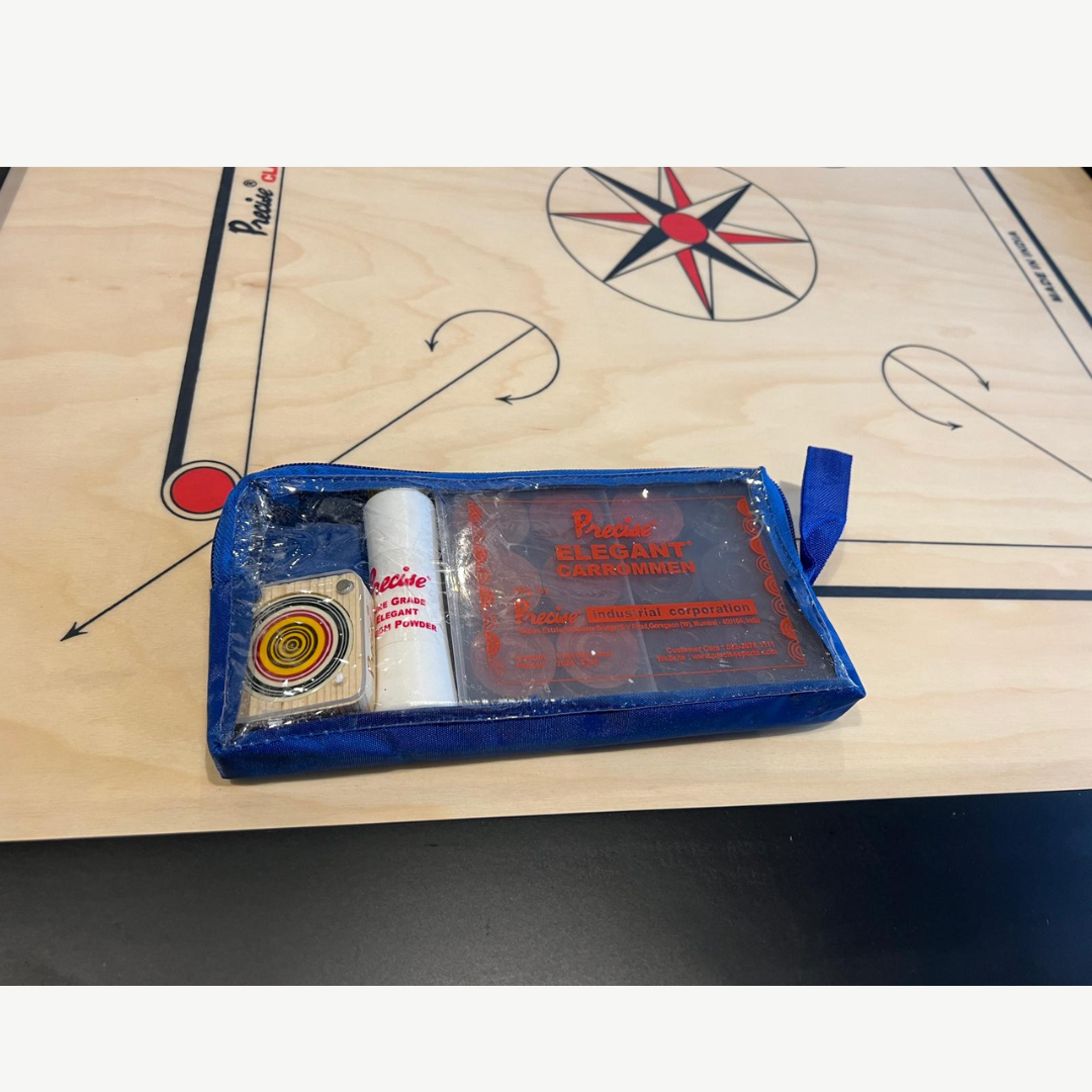 Carrom-Brett mit Zubehör in einer blauen Tasche. Brett hat ein Sterndesign in der Mitte.