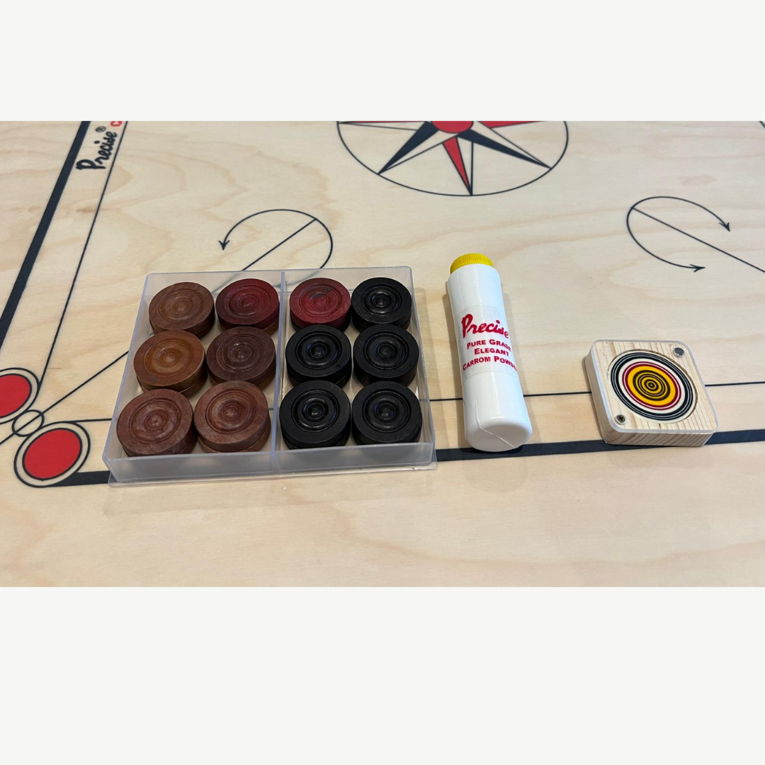 Carrom-Zubehör: braune und schwarze Carrom-Männer, Puder und ein Schläger auf einem Brett.