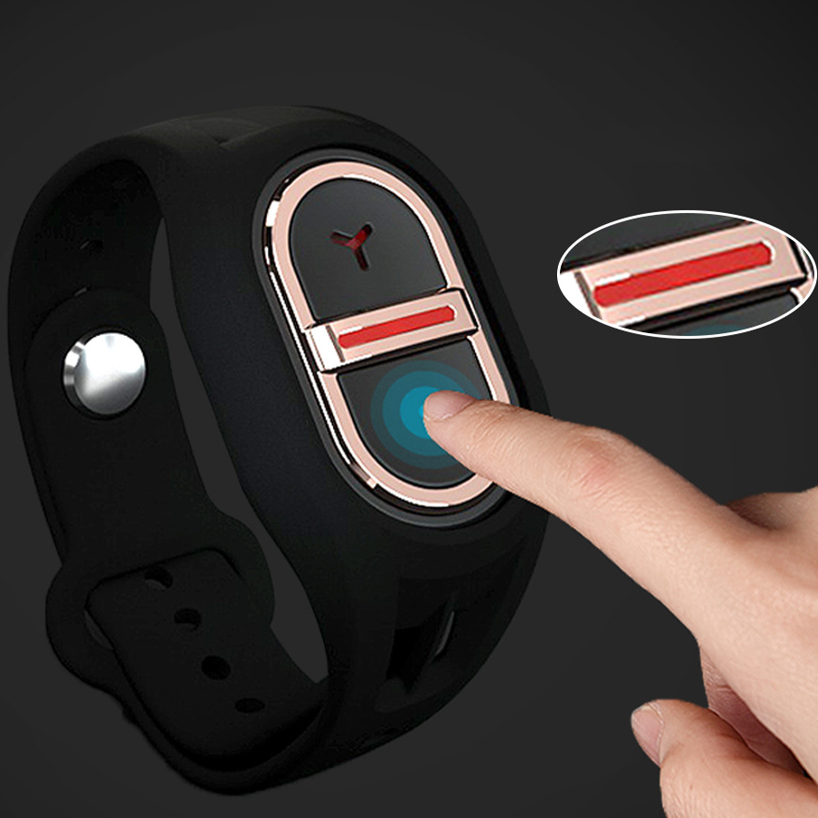 Schwarze Smartwatch. Der Benutzer berührt den Bildschirm. Goldener Rand, rote Anzeige.