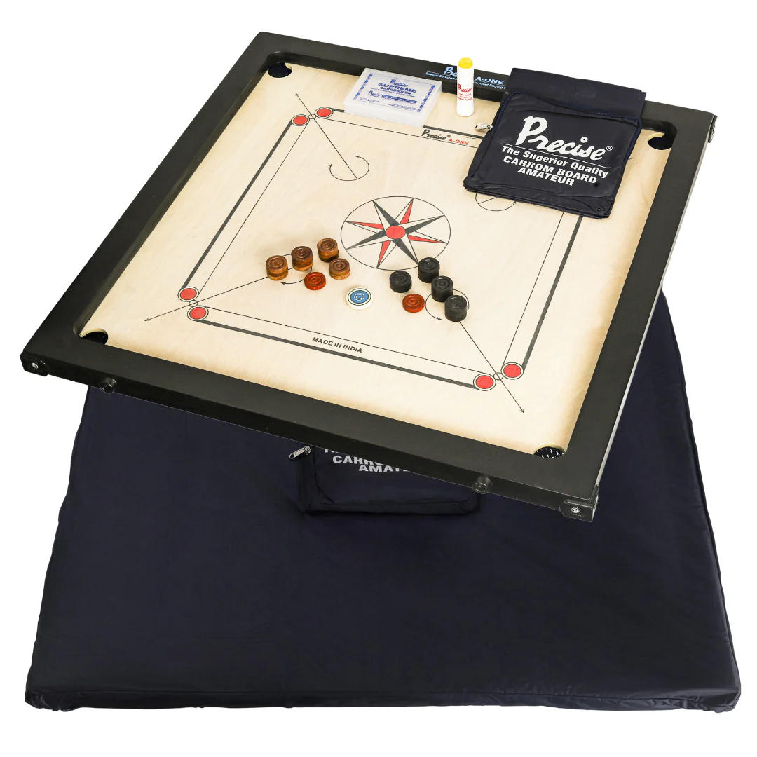 Carrom-Brett-Set. Brett, Carrom-Männer, Stürmer, Pulver und Tasche auf blauer Matte.
