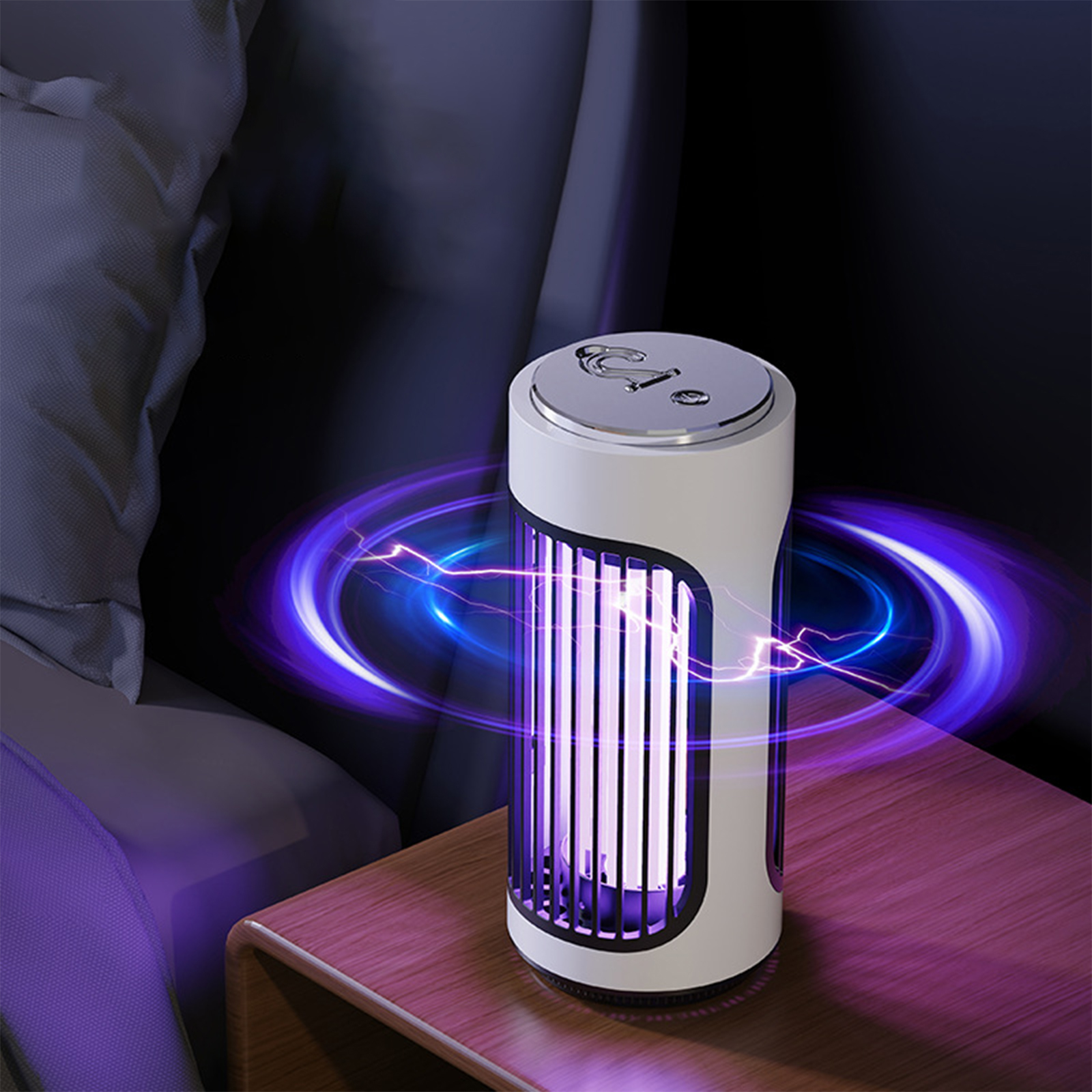 Weißer Mückenvernichter emittiert violettes Licht. Auf einem Nachttisch platziert. Bett im Hintergrund. Dunkler Raum.