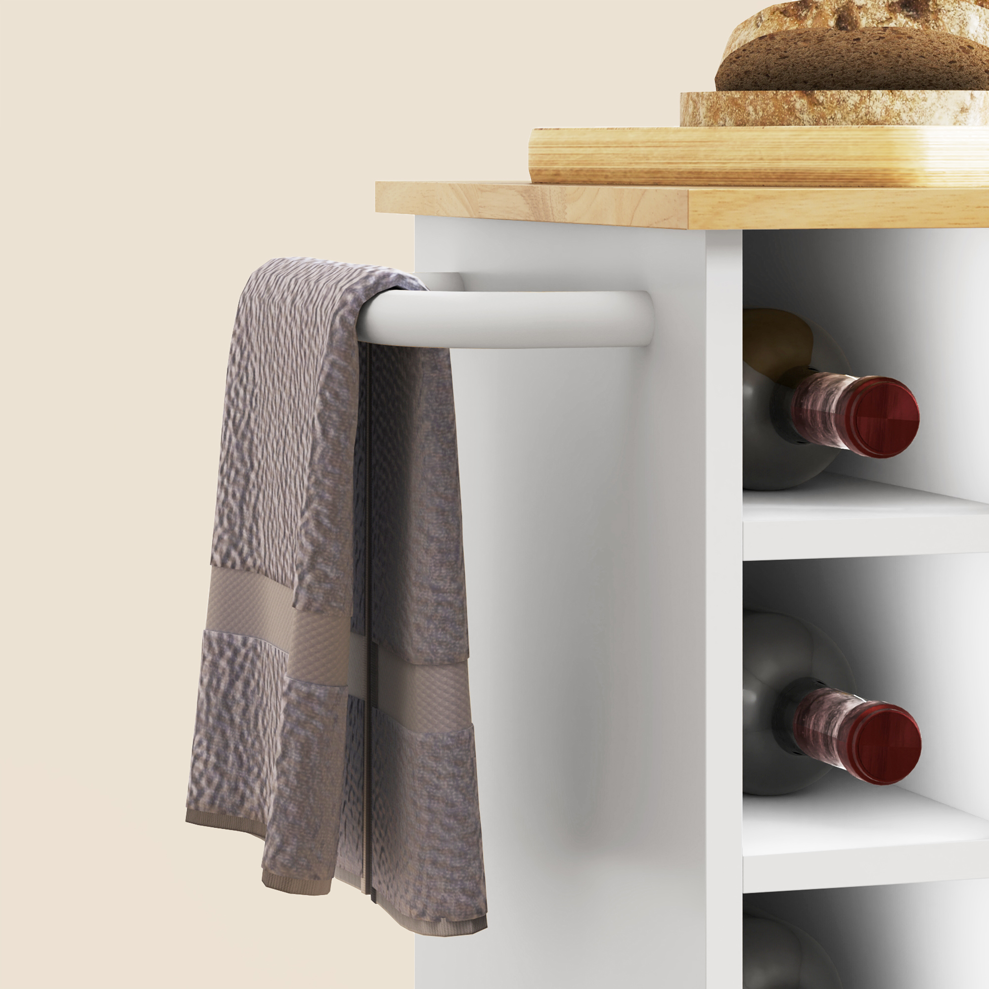 Detail der Kücheninsel. Handtuch an einer Stange, zwei Weinflaschen, Schneidebrett, Brot.