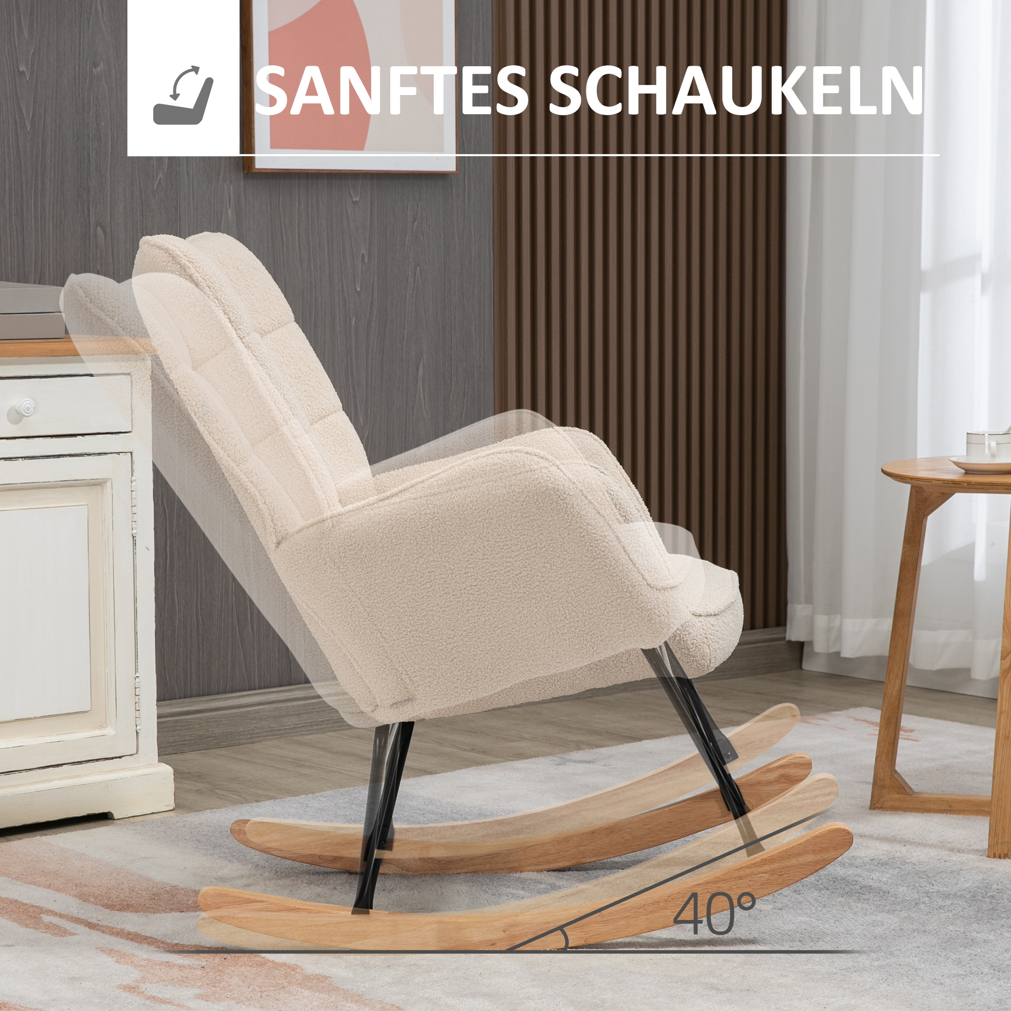 Cremefarbener Schaukelstuhl mit schwarzen Beinen, vor einer Wand und einem Holztisch.