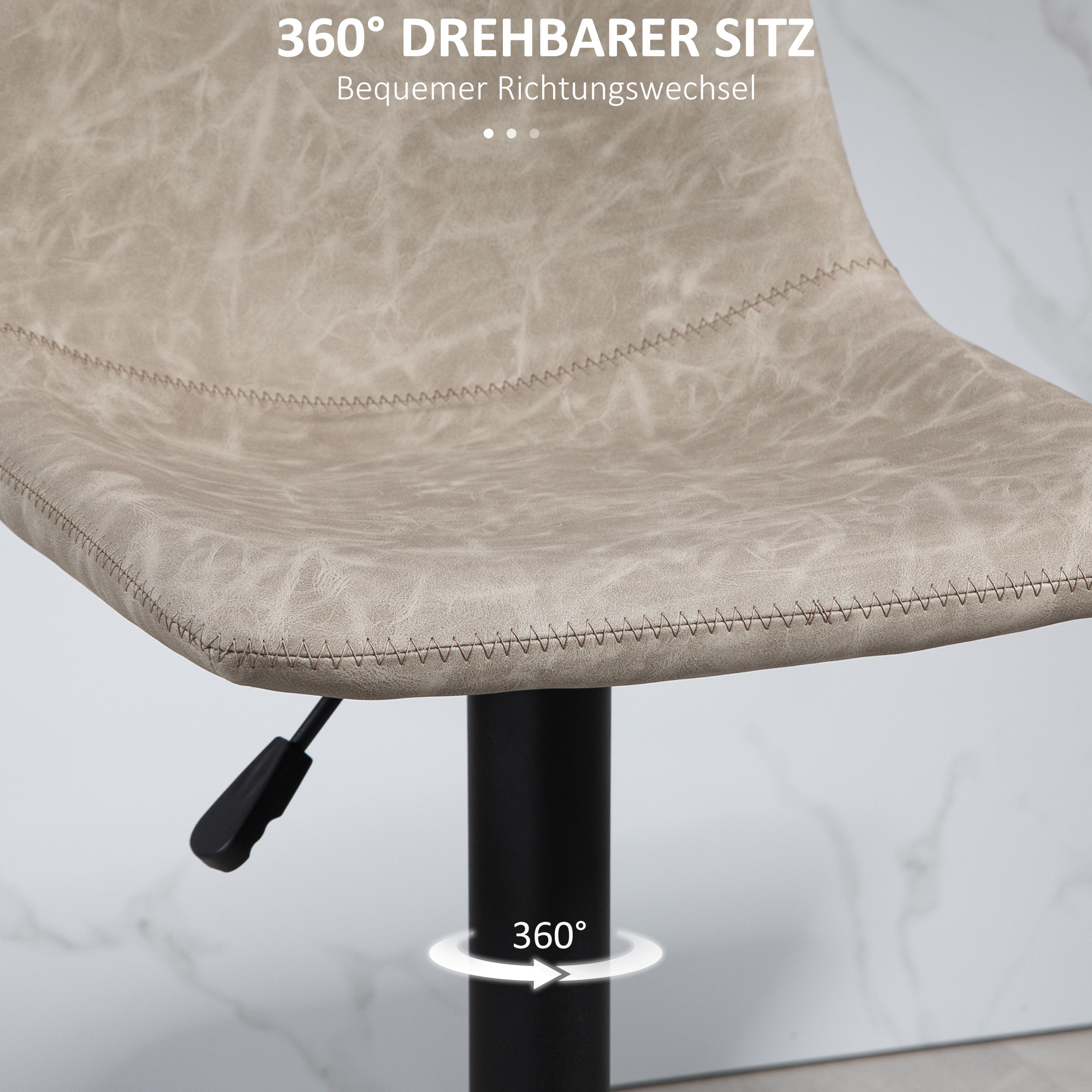 Nahaufnahme eines beigen Barhockersitzes. Text: 360° DREHBARER SITZ. Schwarzes Untergestell, Steppdetail.