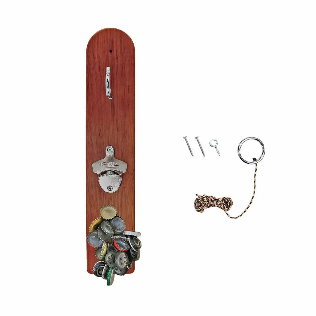 Wandmontierter Flaschenöffner aus Holz mit Metallöffner und Haken. Es sind Flaschendeckel befestigt.