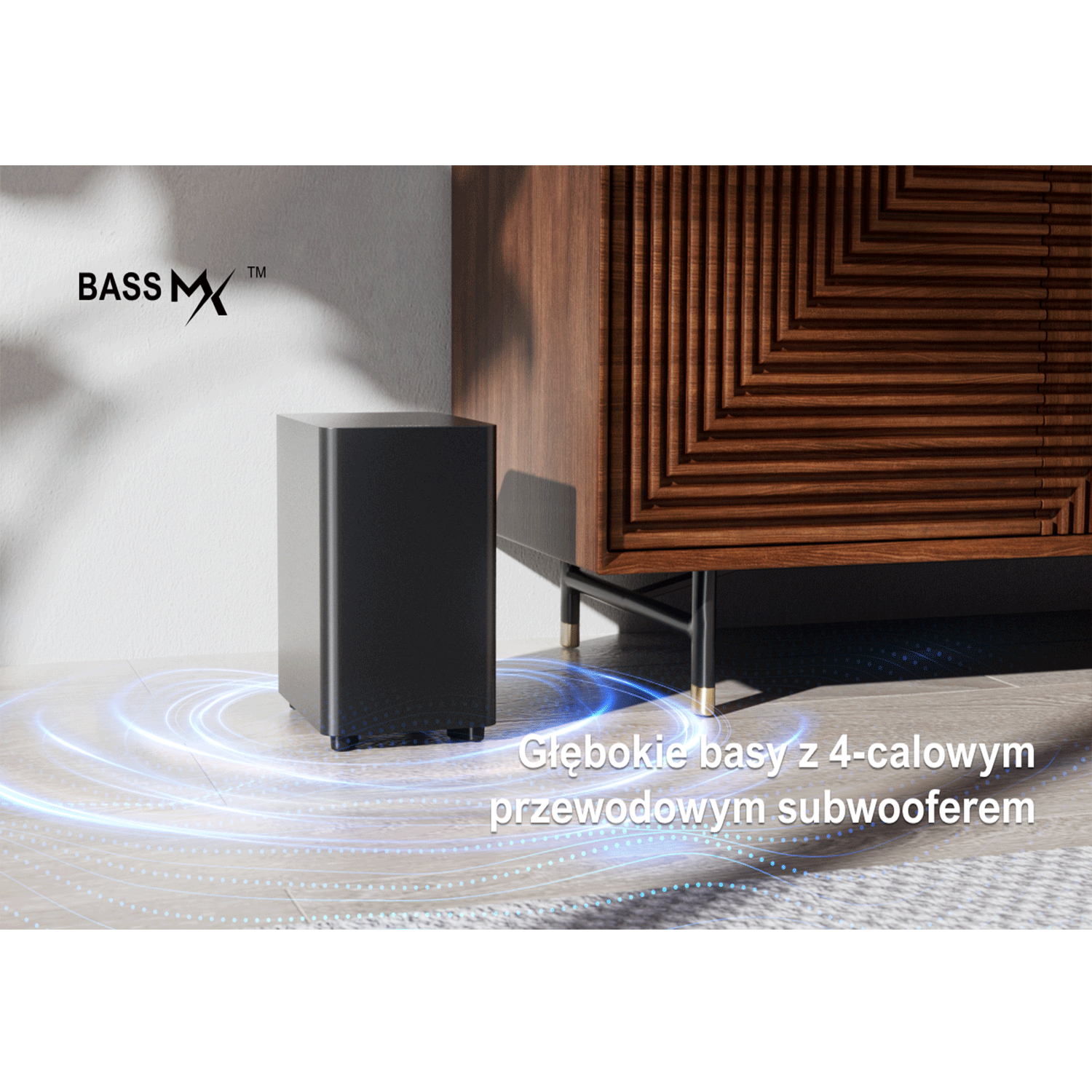 Czarny subwoofer przed drewnianą szafką. Subwoofer ma prosty design.