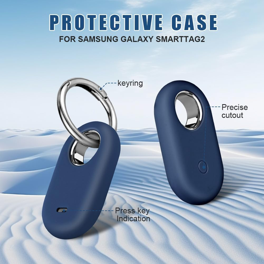 Zwei blaue Hüllen für SmartTag2, eine mit Schlüsselring, die andere mit präzisem Ausschnitt, auf sandigem Hintergrund.