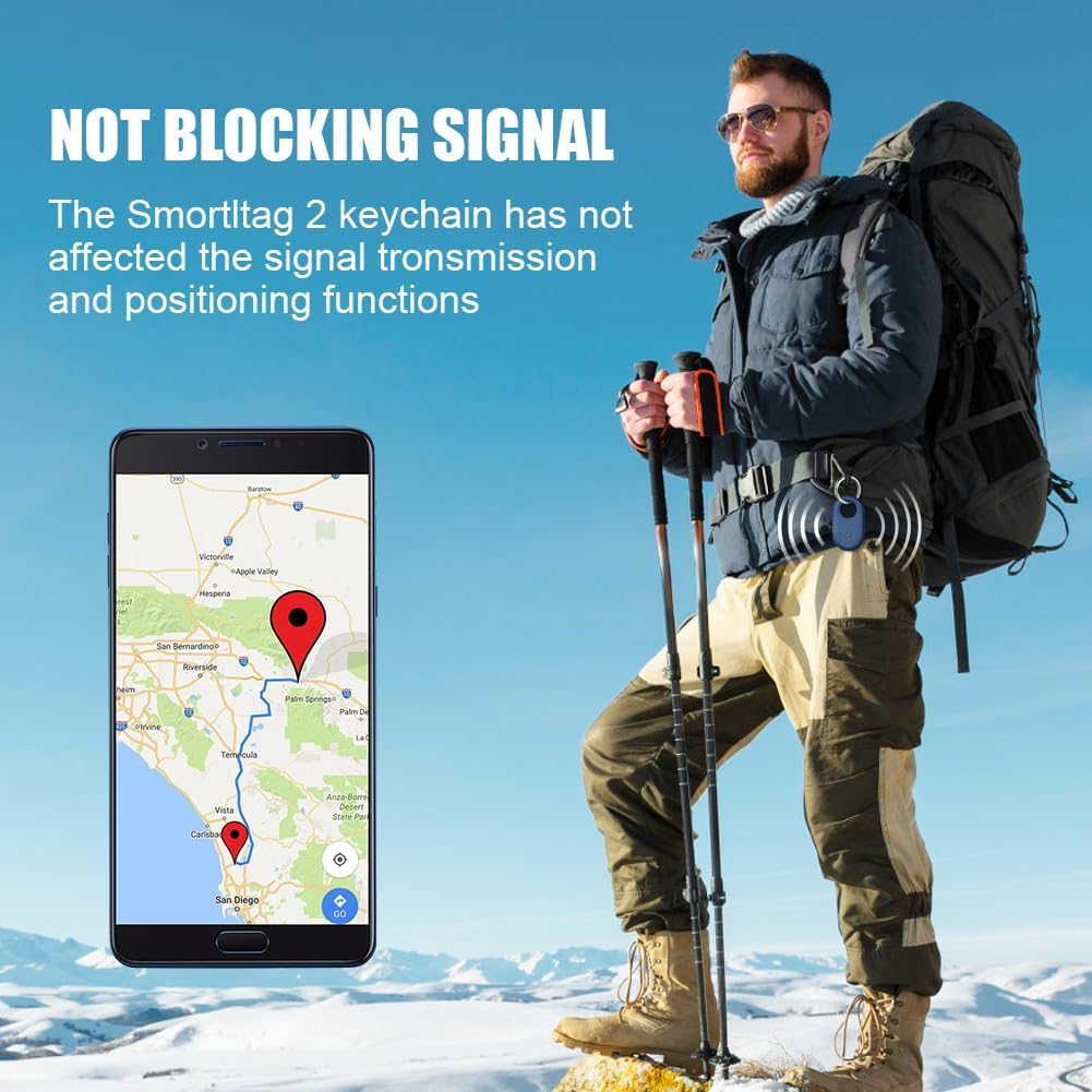 Ein Mann mit Rucksack und Wanderstöcken schaut auf ein Telefon mit Karte.