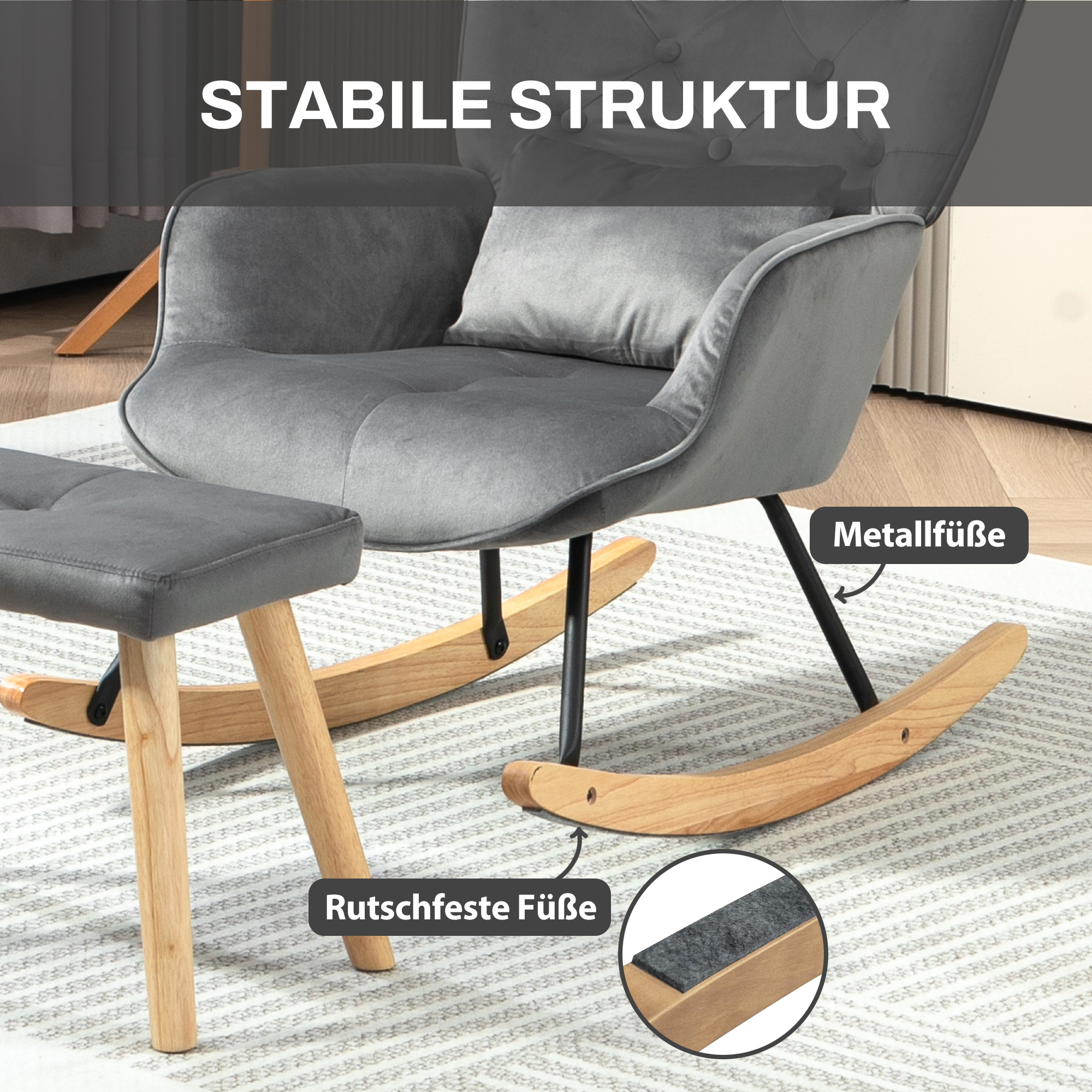Ein grauer Schaukelstuhl mit Hocker, Garderobenständer und Beistelltisch in einem Wohnzimmer.