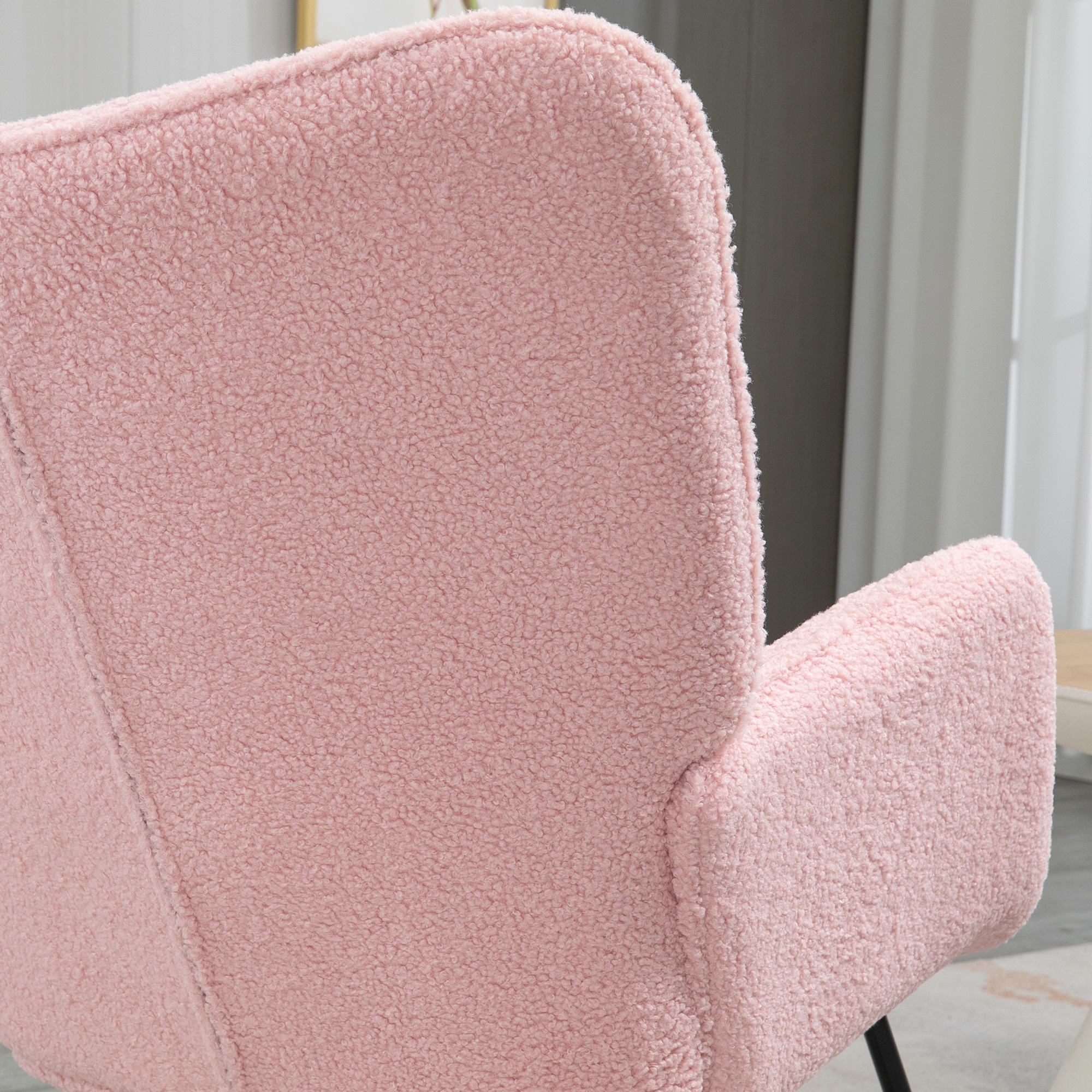 Nahaufnahme der Rückseite eines rosa Teddybär-Stuhls. Die Textur des weichen Materials ist sichtbar.