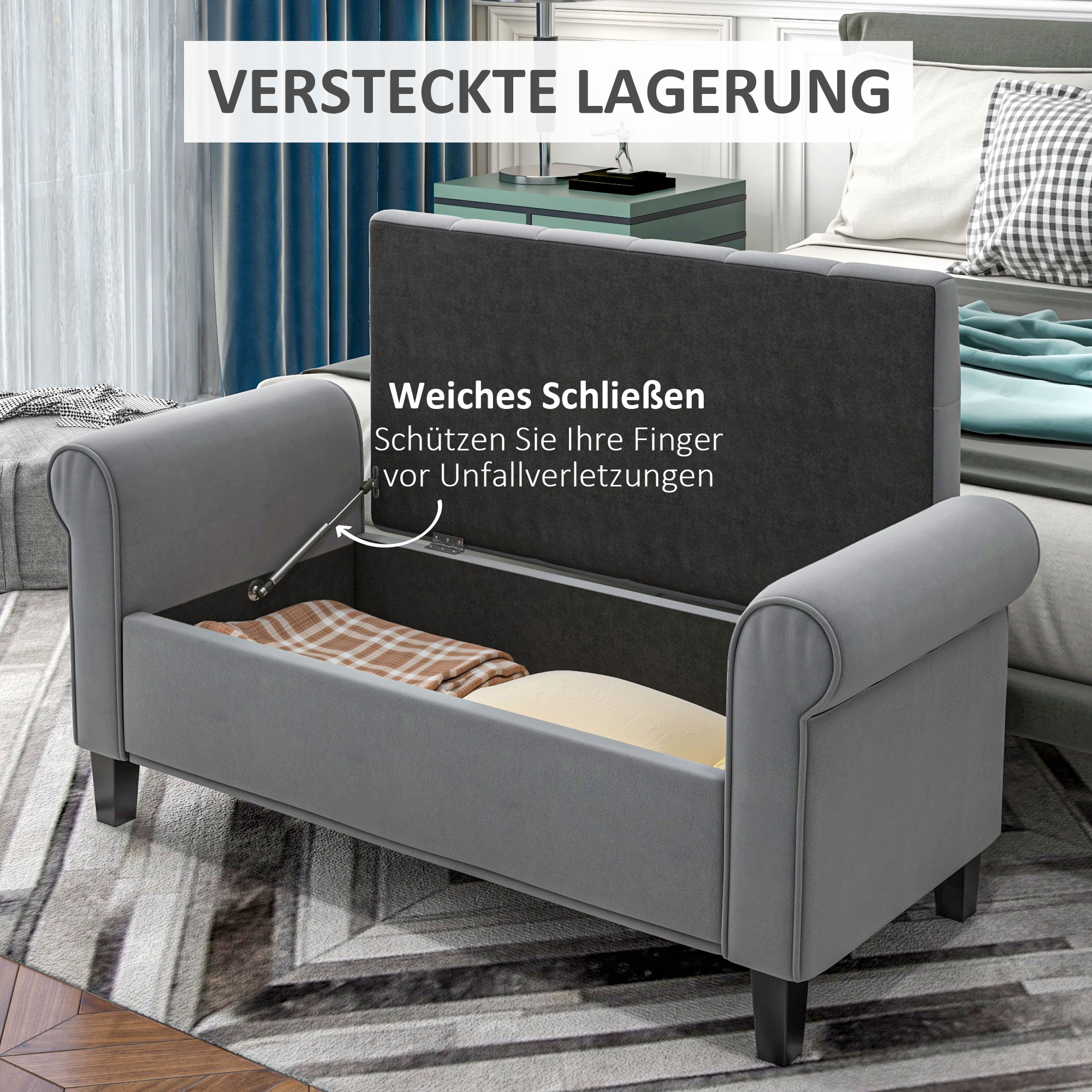 Graue Stoff-Stauraumbank mit gerollten Armen und Knopfheftung. Geöffnet, um Stauraum zu zeigen.