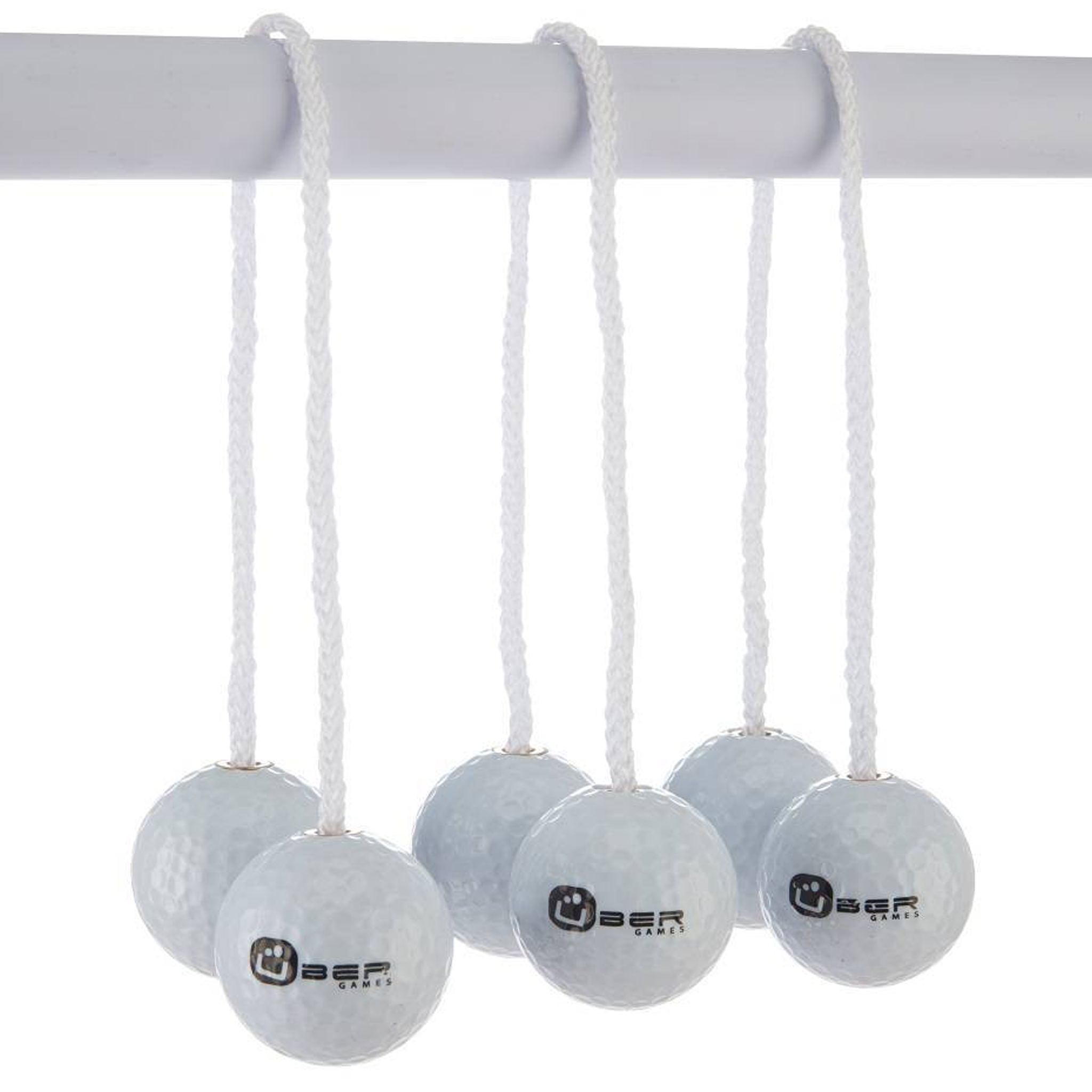 Sechs weiße Golfbälle mit Logo hängen an einer weißen Stange an weißen Schnüren.