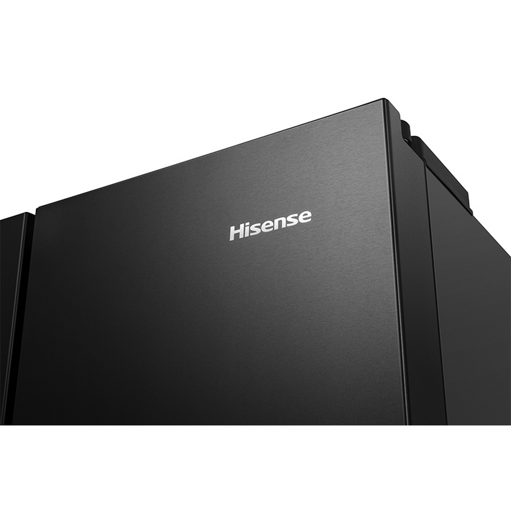 Primo piano del marchio Hisense sulla parte anteriore di un frigorifero nero.