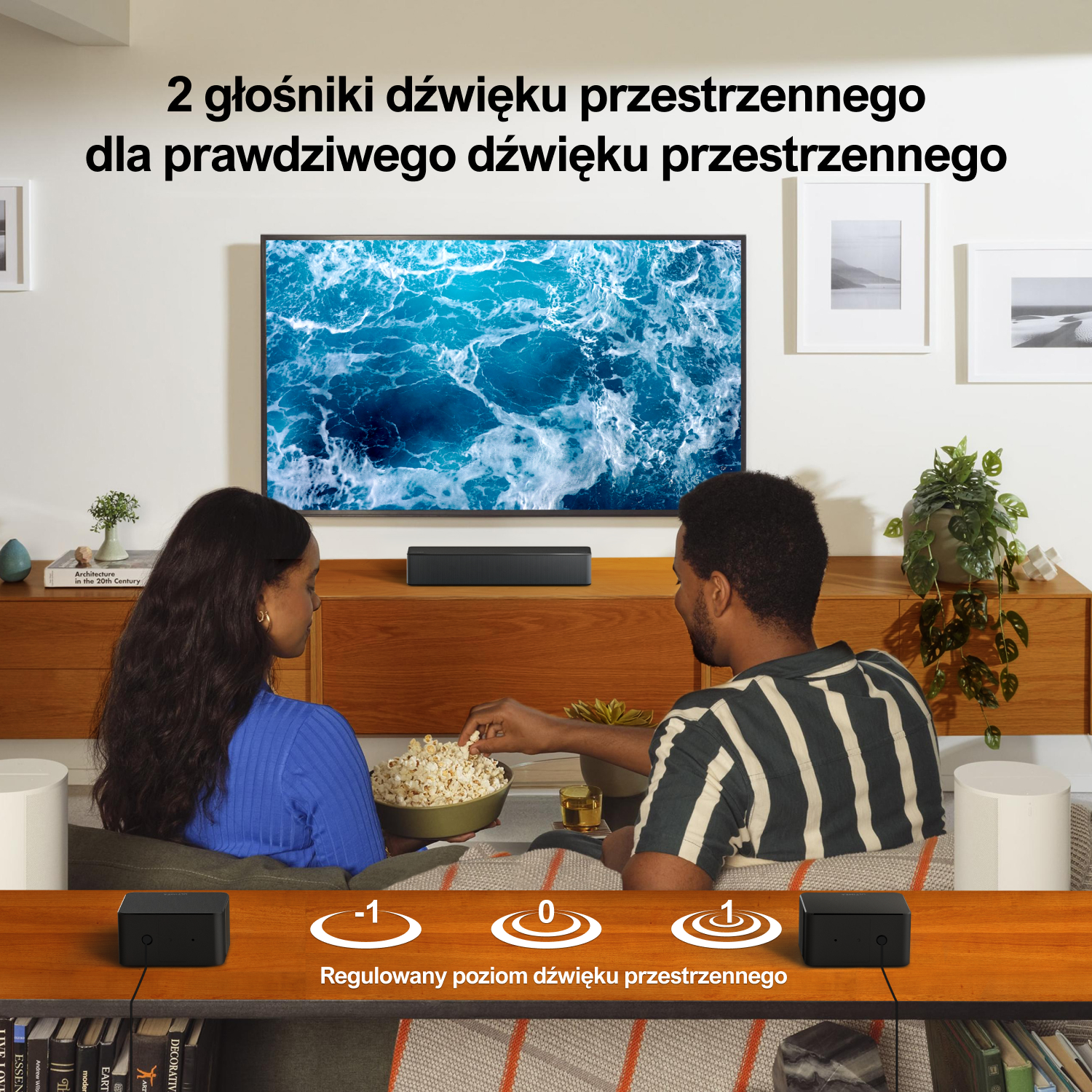 Ludzie oglądają telewizję, konfiguracja soundbaru i popcorn. Logo Dolby Atmos i fale dźwiękowe obecne.