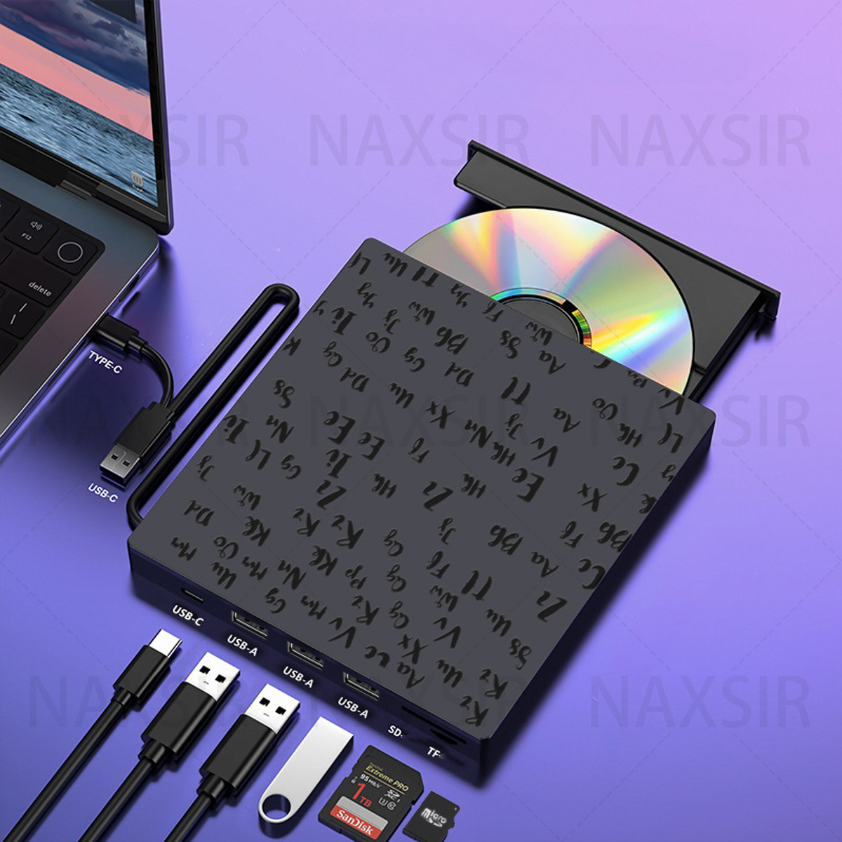 Ein Laptop, der mit einem schwarzen externen DVD/CD-Laufwerk verbunden ist. Verschiedene USB-Kabel, ein Flash-Laufwerk und eine SD-Karte sind vorhanden.