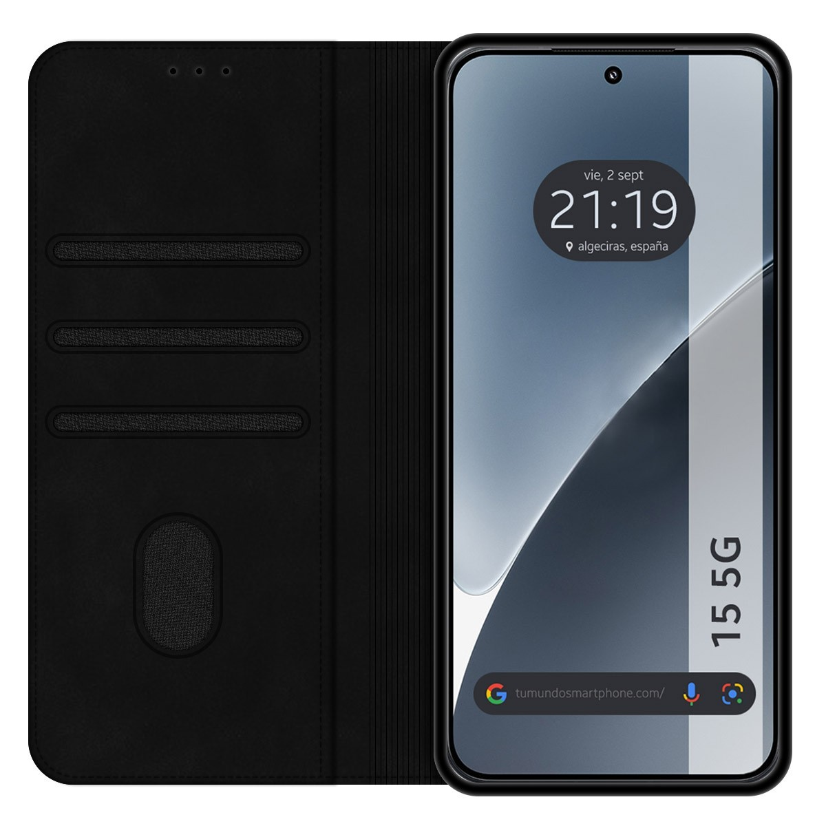 Telefono nero dentro una custodia a portafoglio nera. Schermo mostra data, ora e luogo. Testo 15 5G.