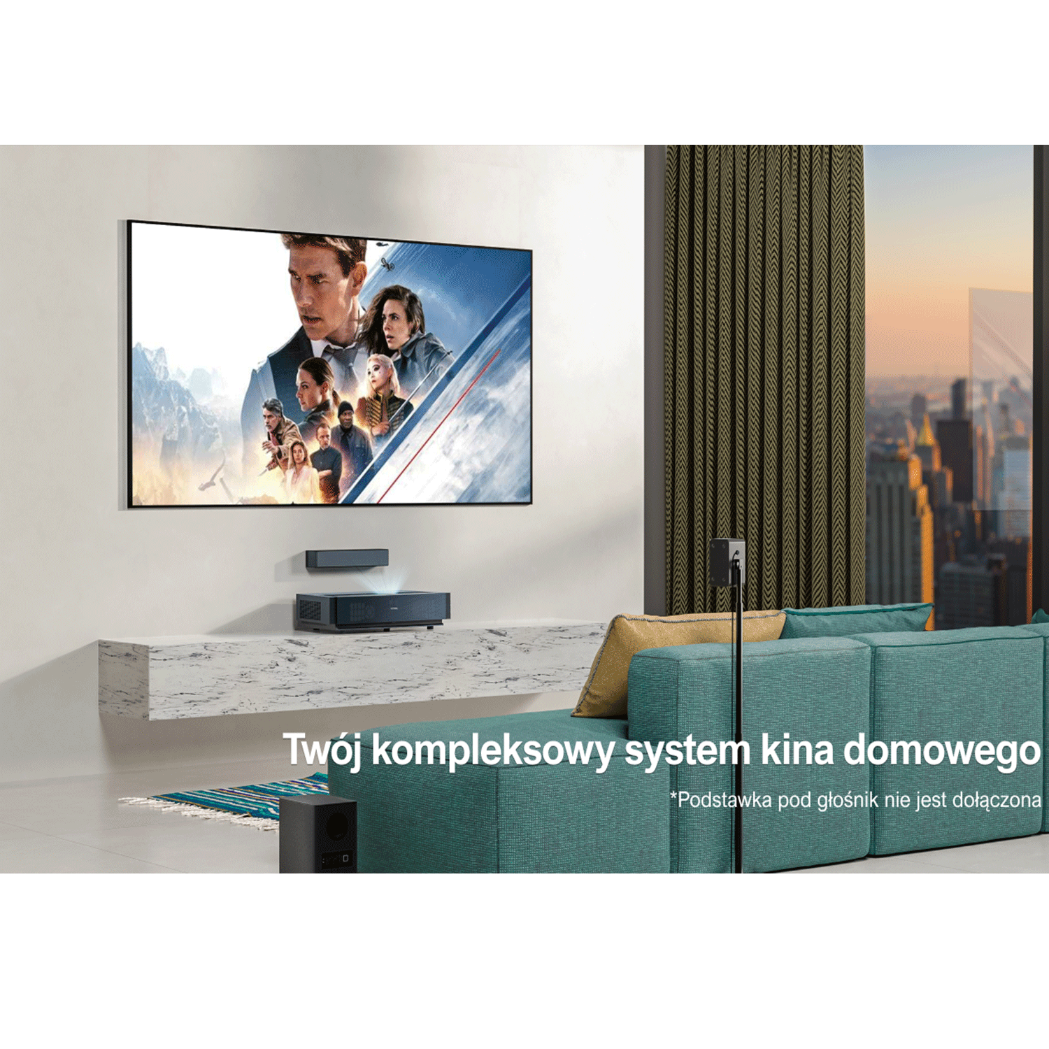 Konfiguracja kina domowego: duży ekran wyświetla film, z głośnikami, projektorem i niebieską sofą.