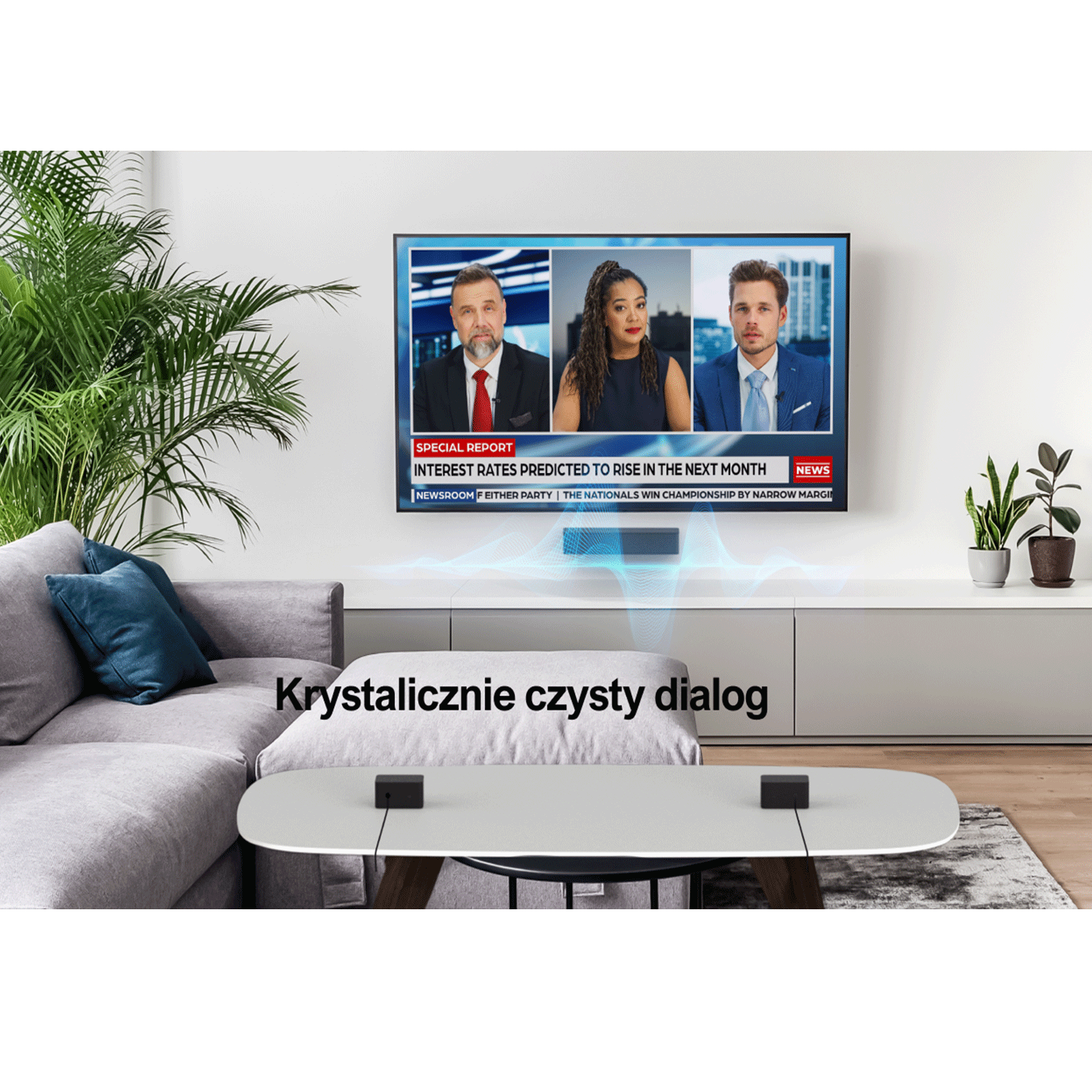 Salon z telewizorem pokazującym wiadomości, szarą sofą i białym stołem. Widoczny tekst.