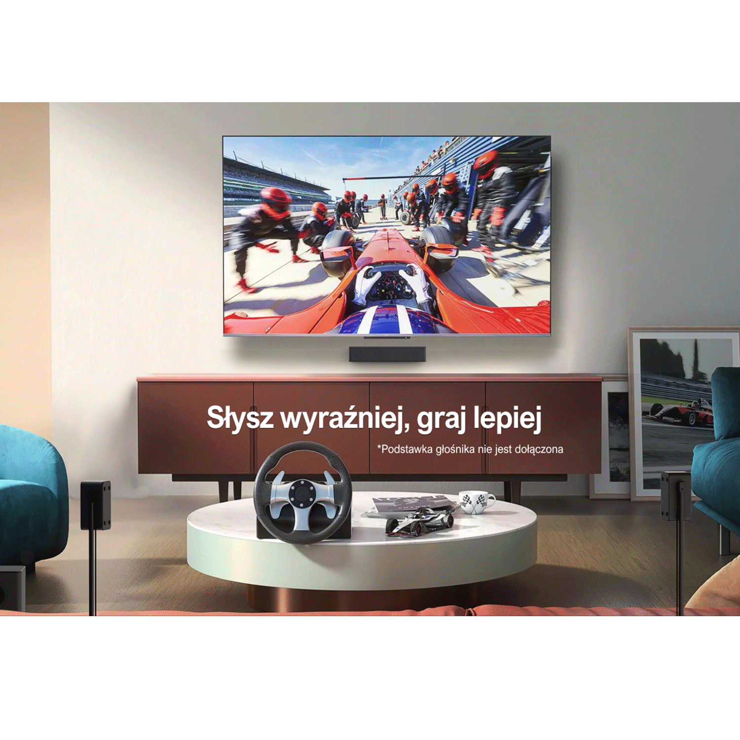 Ekran telewizora wyświetlający wyścig, z kierownicą i kontrolerem gier na pierwszym planie.