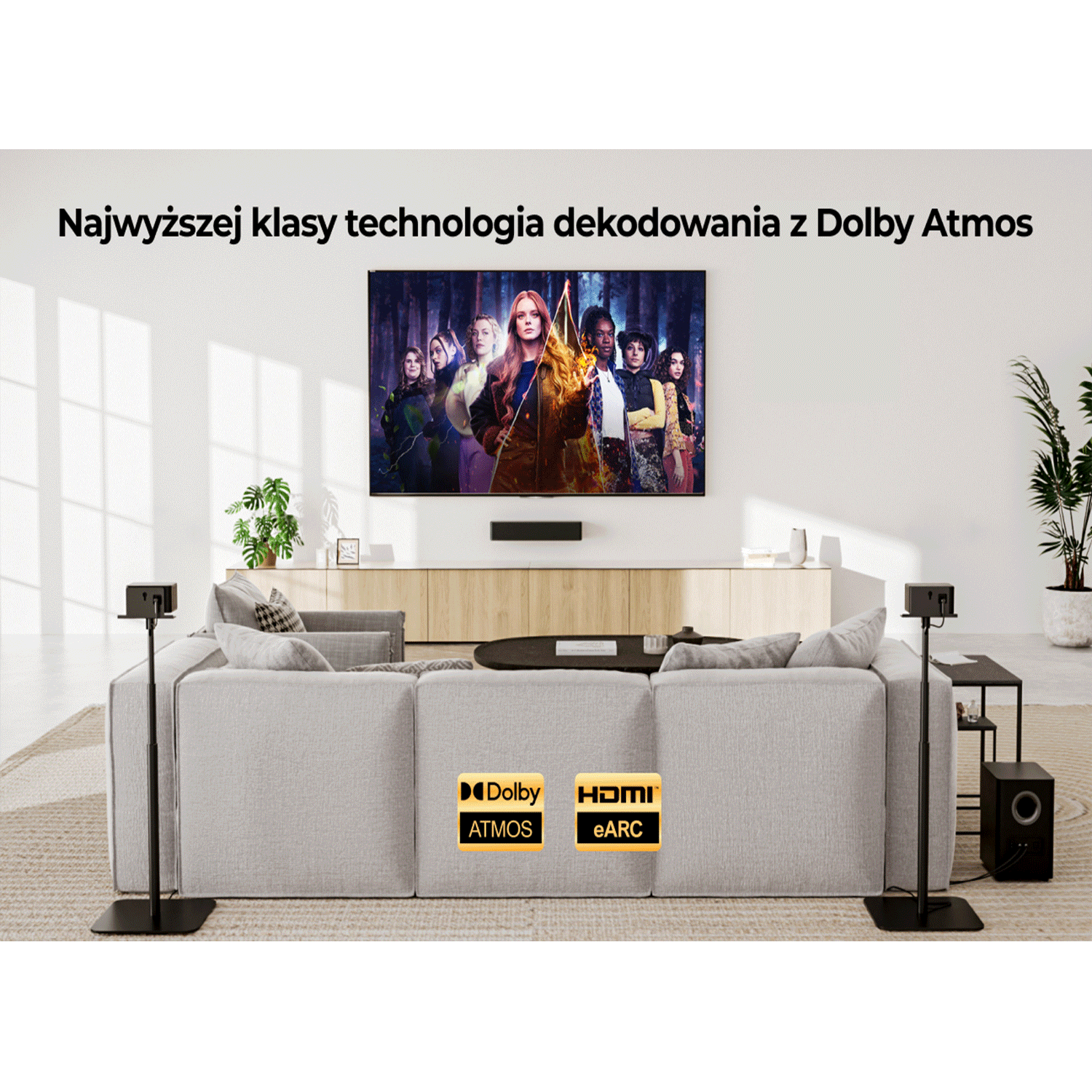Scena w salonie z sofą, głośnikami i telewizorem. Widoczne są logo Dolby Atmos i HDMI eARC.