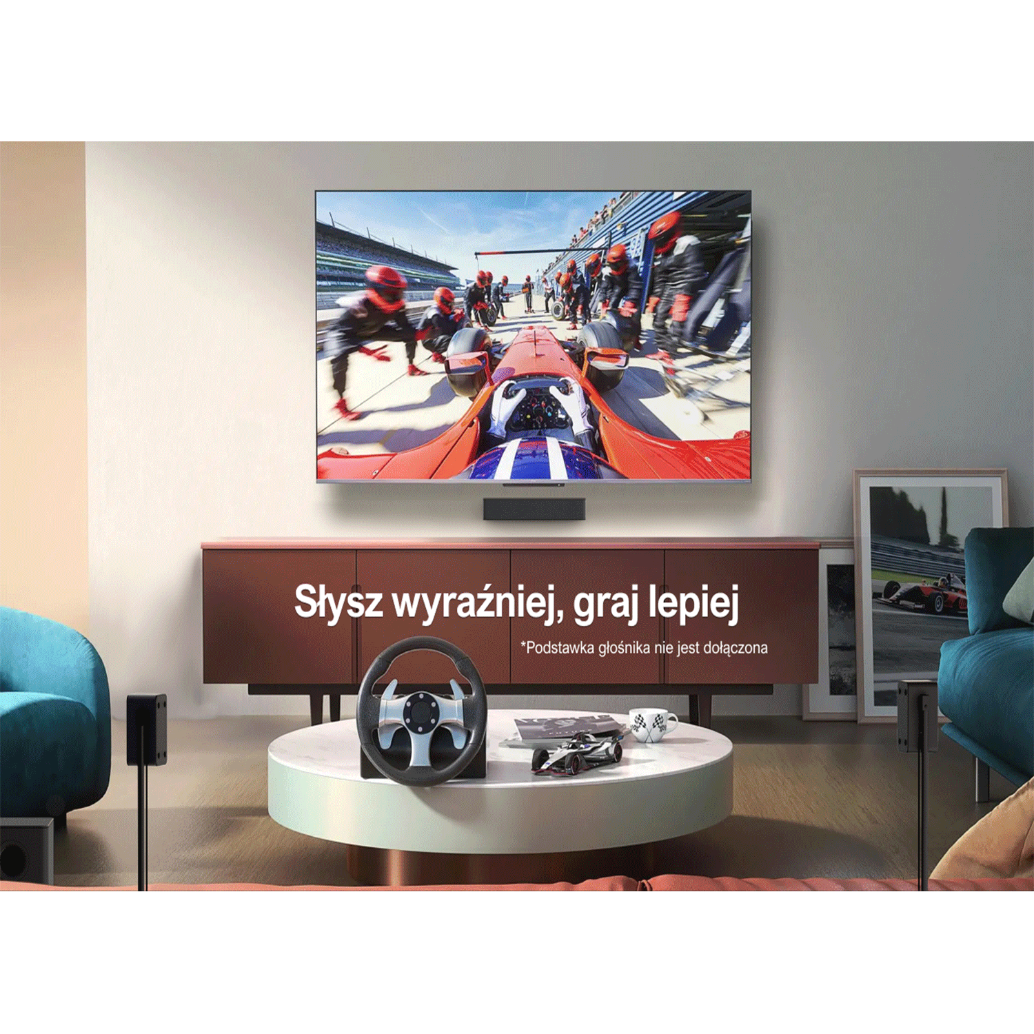 Salon z telewizorem pokazującym samochód wyścigowy, kierownicę i głośniki.