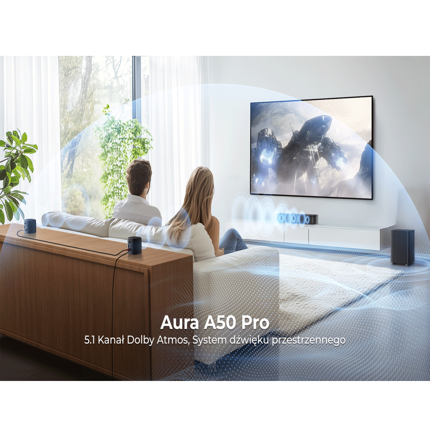 Para siedząca na kanapie oglądająca telewizję, z głośnikami Aura A50 Pro w scenie.