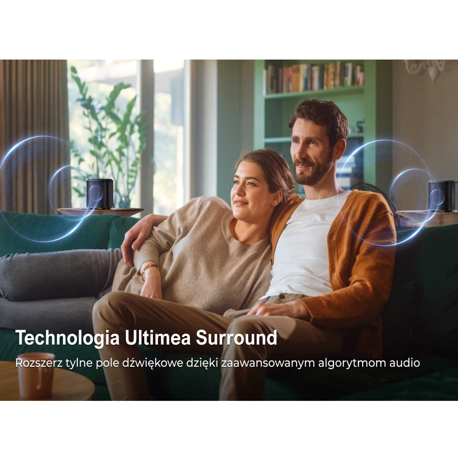Para na sofie z głośnikami; tekst mówi 'Ultimea Surround'.