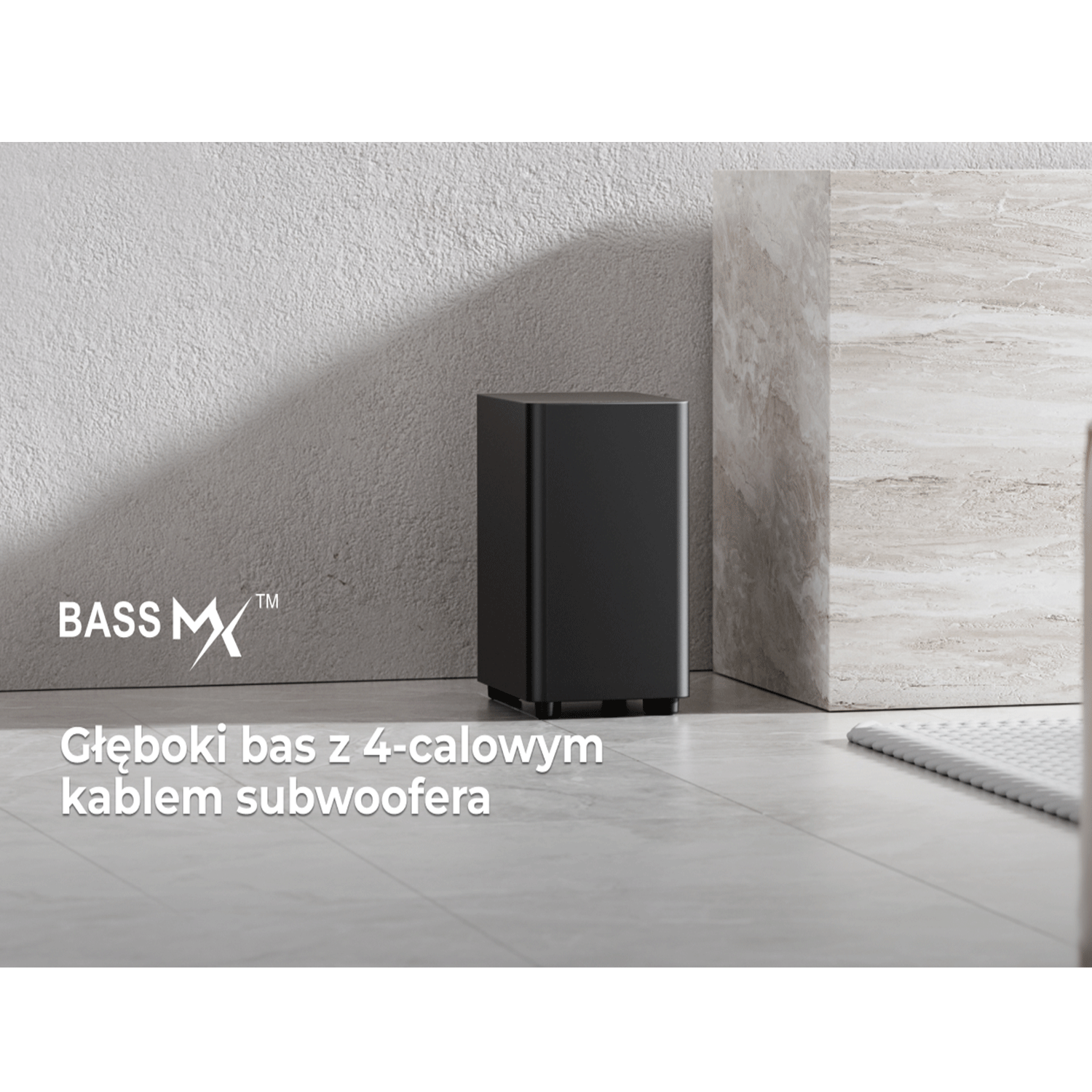 Czarny subwoofer w pokoju; tekst mówi 'Bass MX'.