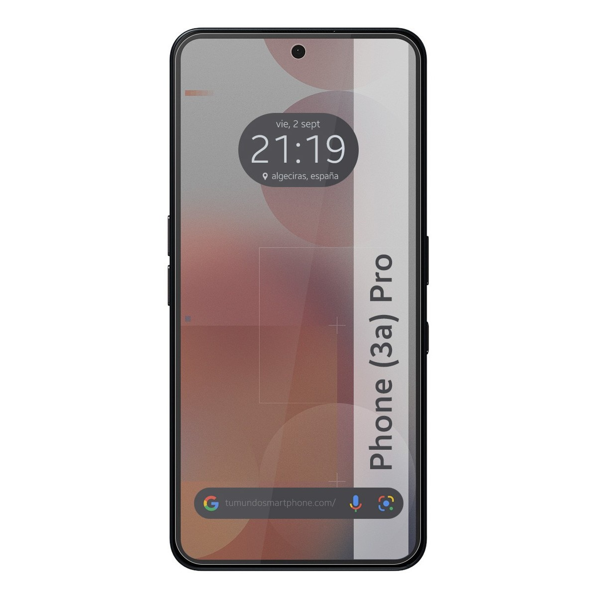 Smartphone con protezione schermo. Lo schermo mostra orologio e icone. Il telefono è grigio.