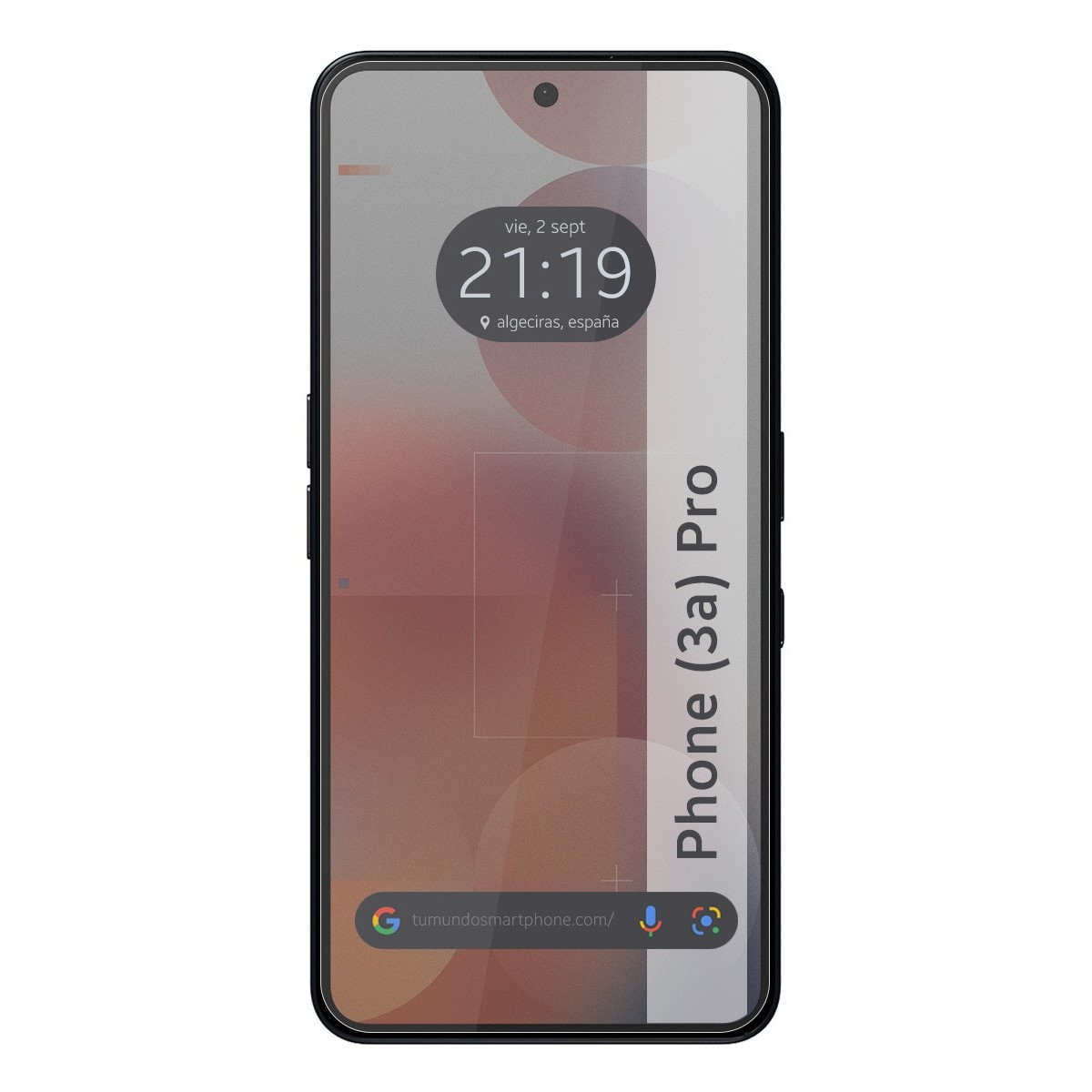 Smartphone con protezione schermo. Lo schermo mostra orologio e icone. Il telefono è grigio.
