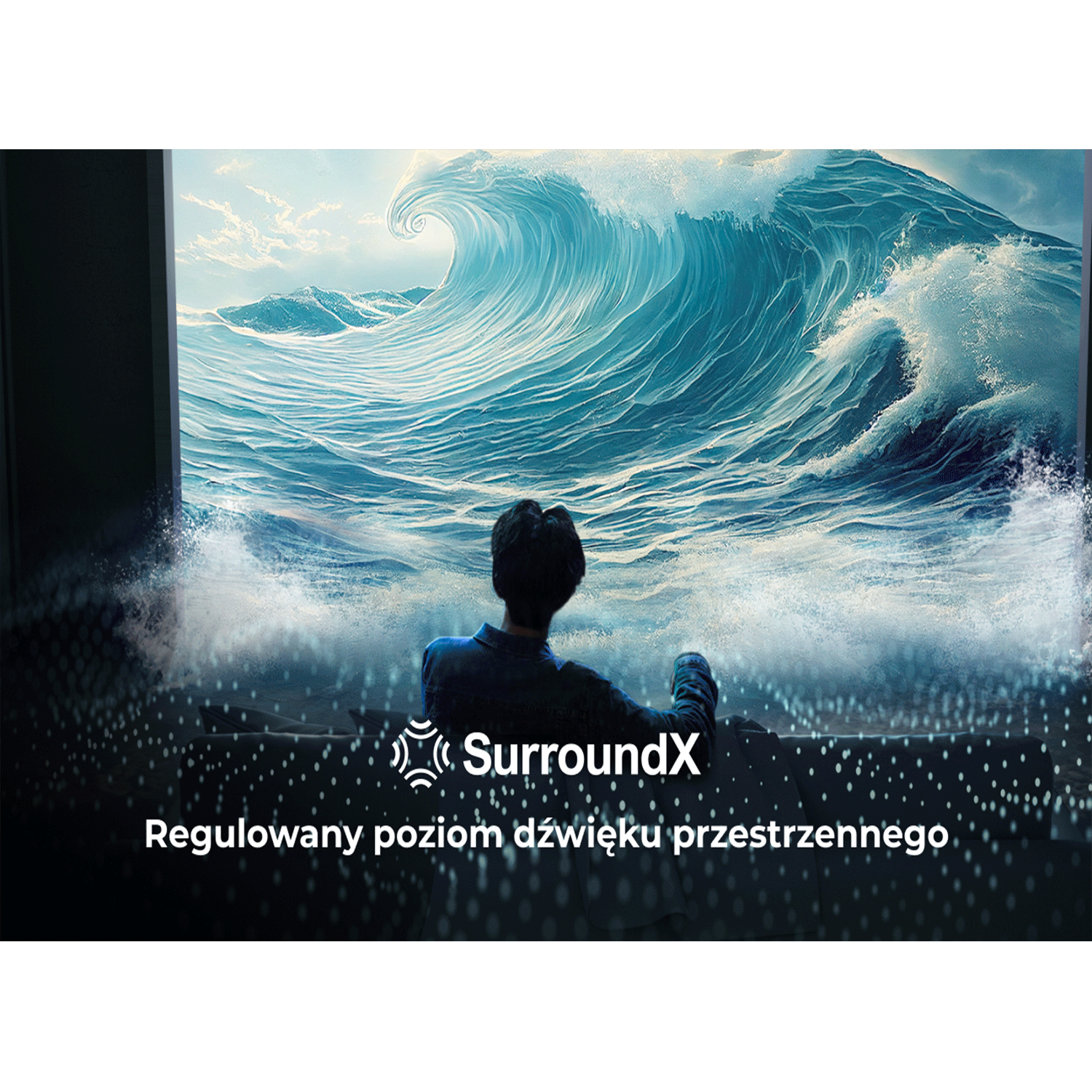 Mężczyzna w niebieskiej koszuli patrzy na dużą falę. Tekst: SurroundX.