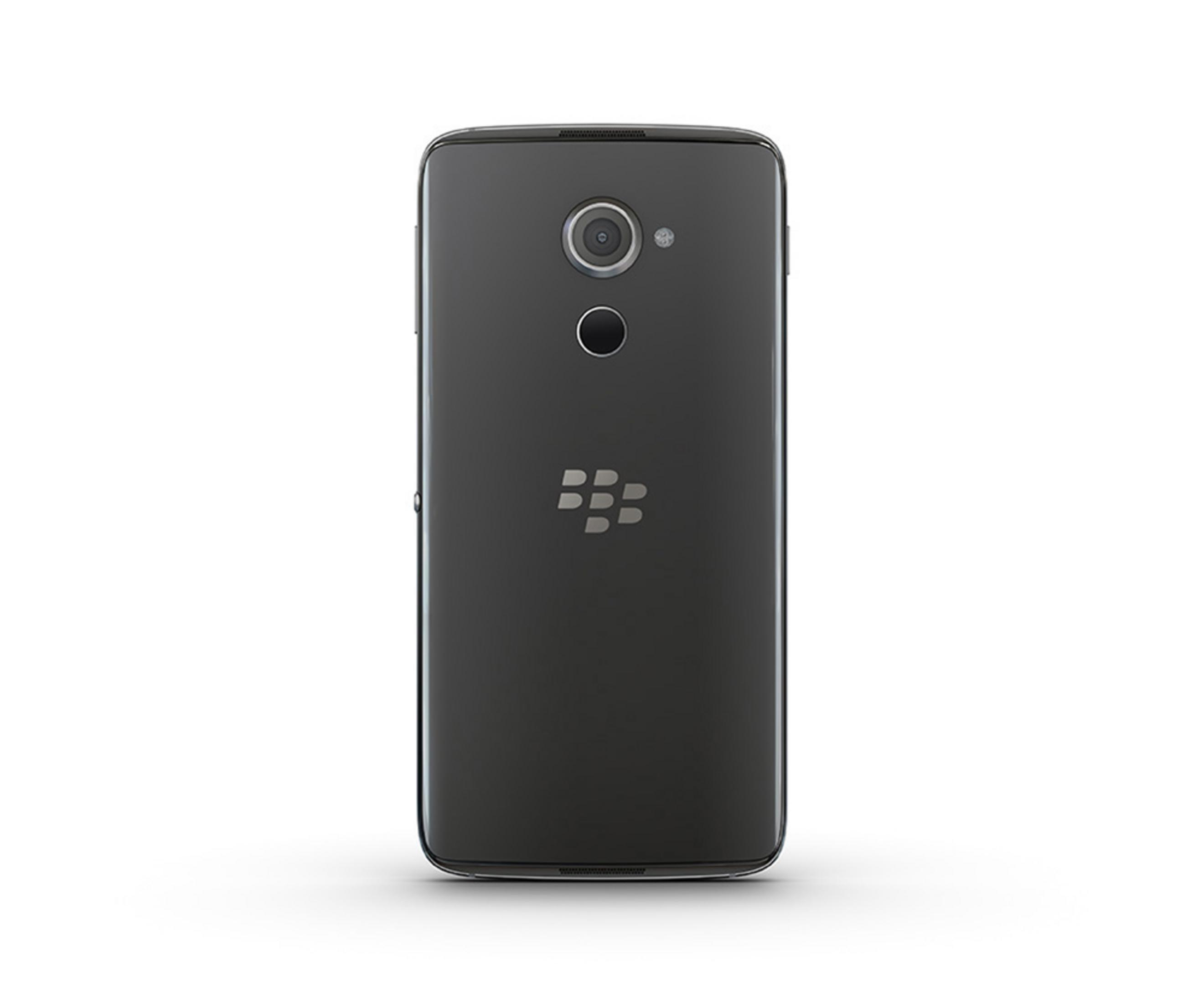 Schwarzes Blackberry-Telefon. Zeigt die Rückseite des Telefons mit Kamera und Logo.