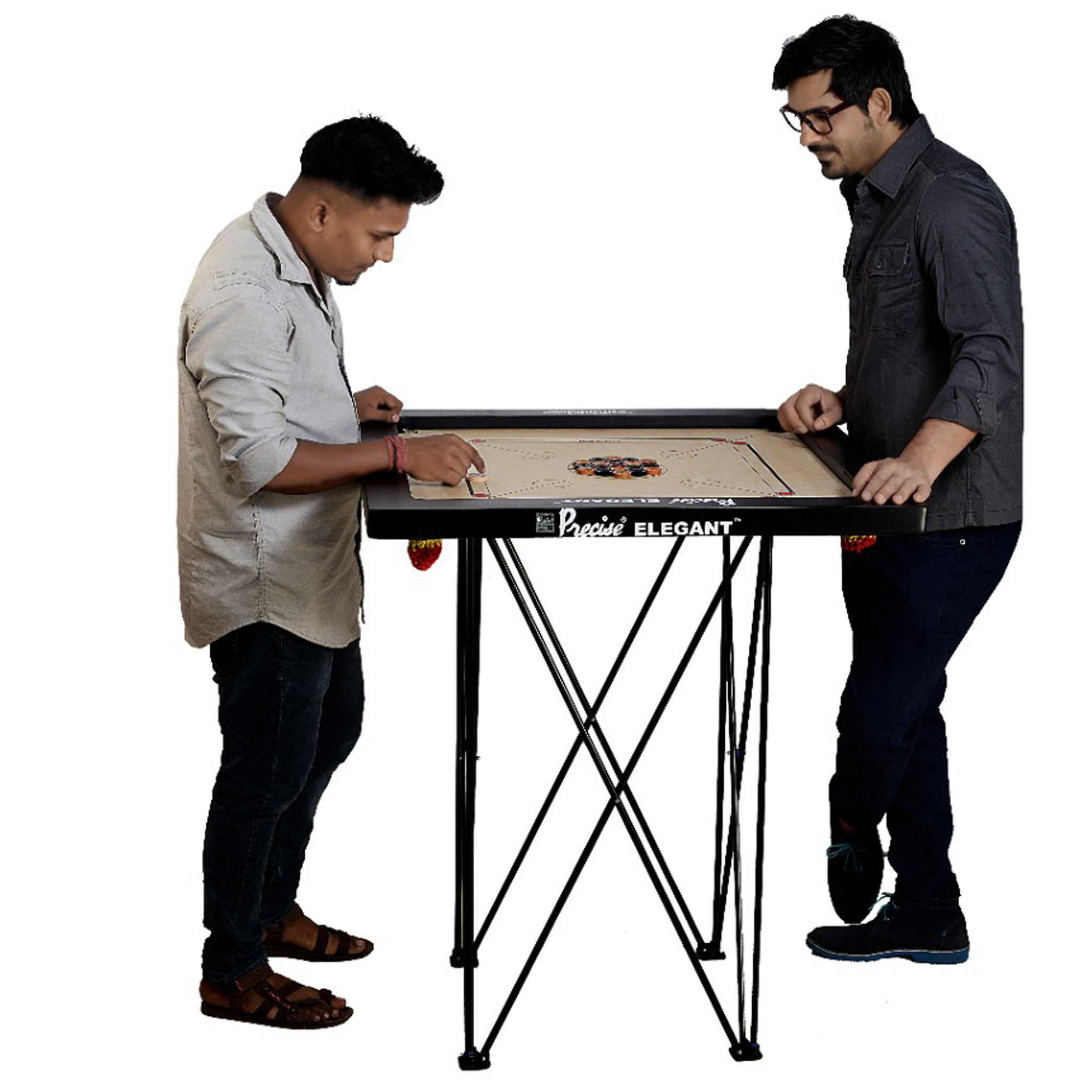 Zwei Männer spielen Carrom auf einem schwarzen Tisch mit Beinen. Der Tisch hat den Text Precise Elegant.