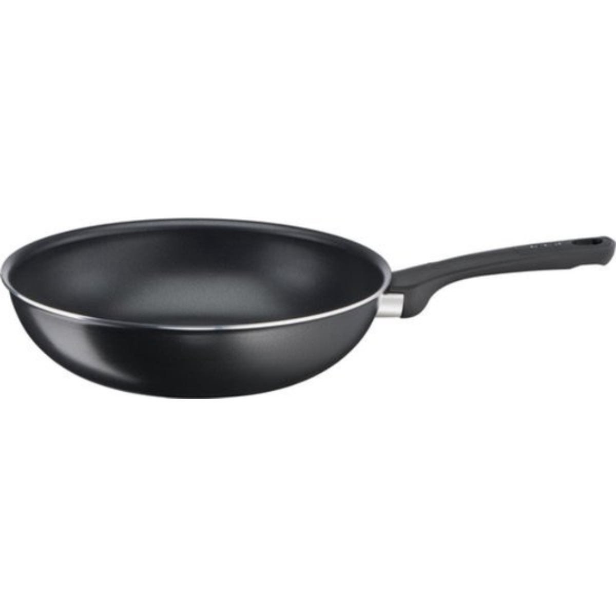 Une poêle noire de style wok avec une longue poignée noire, sur fond blanc.