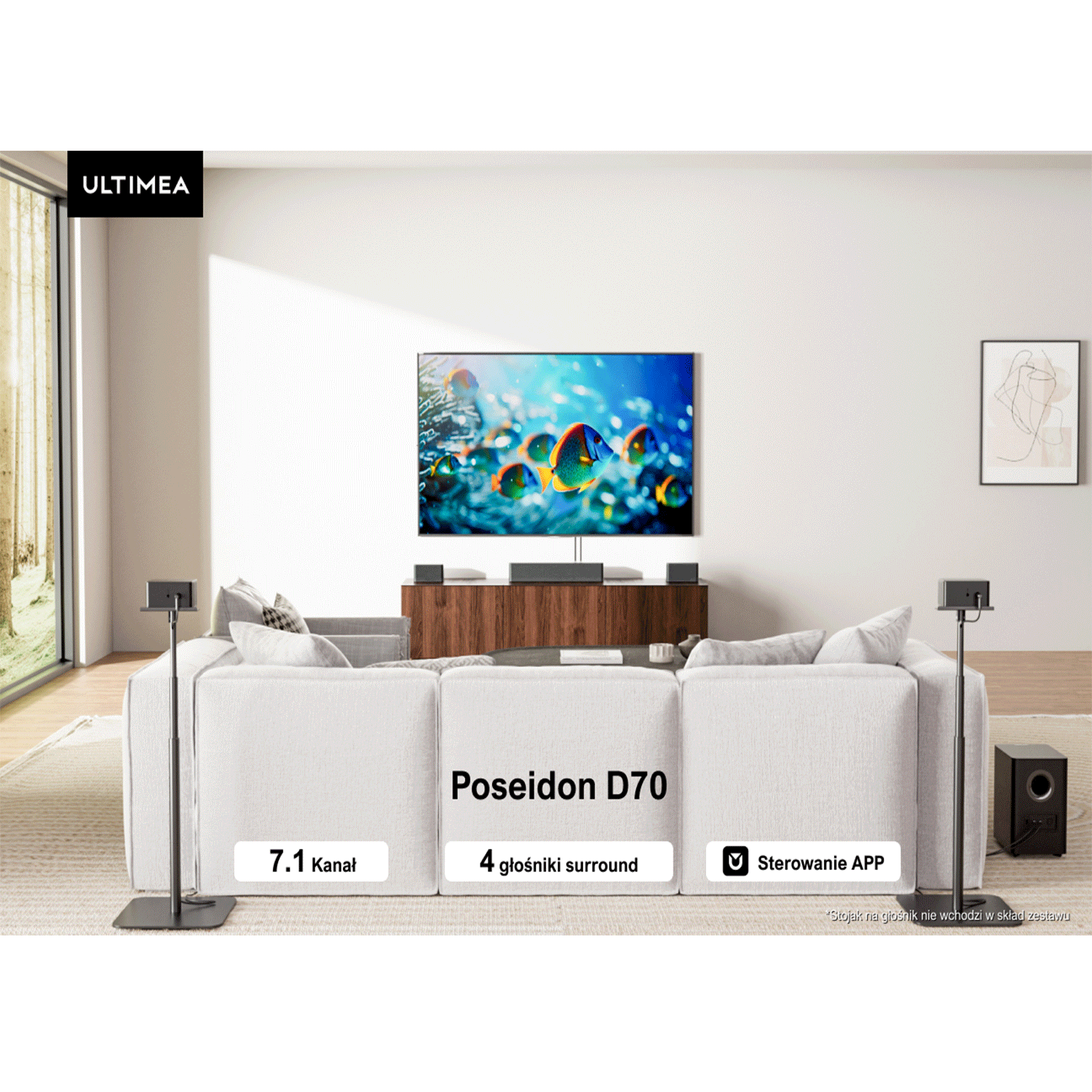 Salon z białą sofą, dużym telewizorem i systemem nagłośnienia. Tekst mówi Poseidon D70.